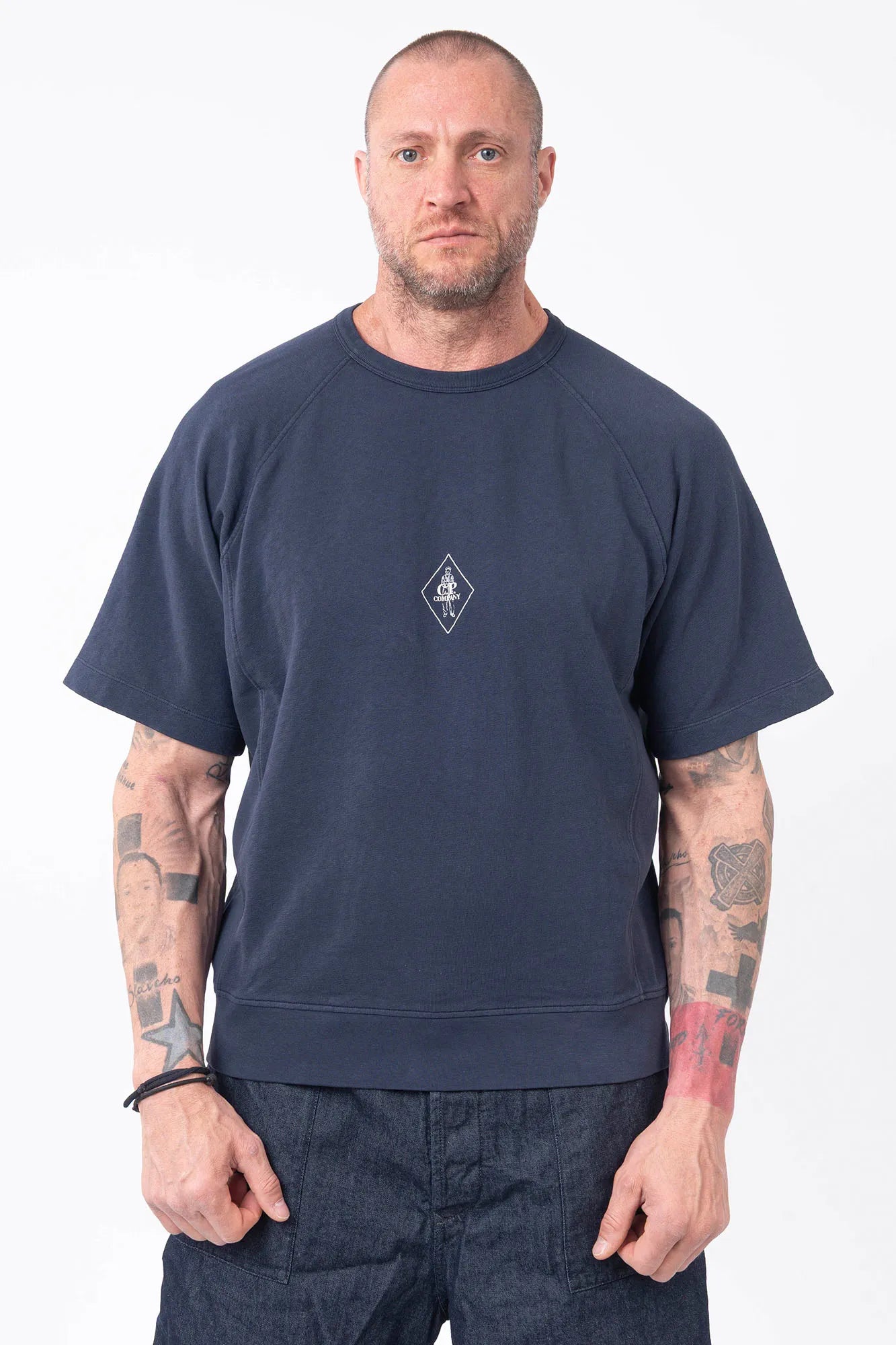 C.P. Company, Mens T-Shirt, Midnight Blue 889, Chest Printed Logo, British Saylor, White Print, Shor Sleeves, Ribbed Hem and Neck, 100% Organic Cotton, Massimo Osti, Chester Perry, Front Portrait. 