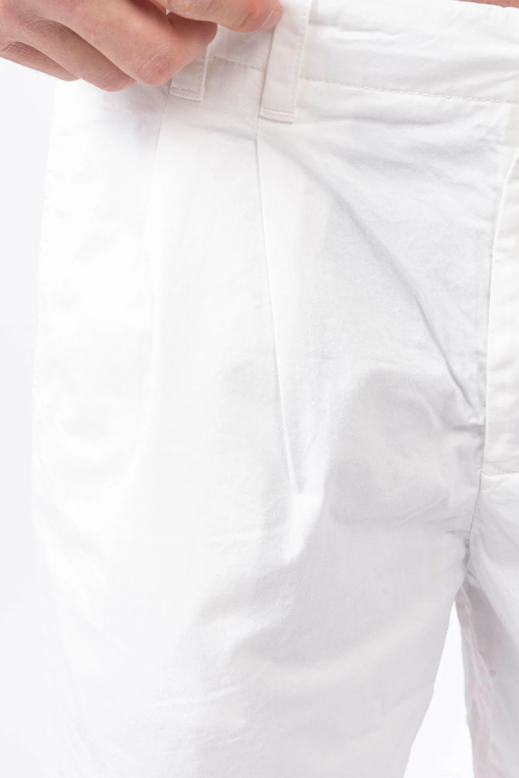 C.P. Company, Mens Shorts, Gauze White 103, Side and Back Pockets, Belt Loops, Button Closure, Breathable, Garment Dyed, Worn-in Look, Gabardine Cotton, Cotton-Polyester Lining, Front Details Close-up. 