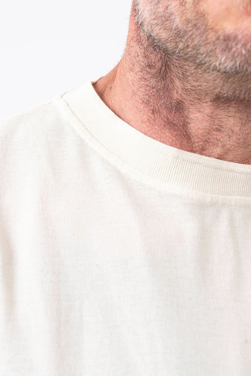 C.P. Company, Mens T-Shirt, White, Frozen Dew 114, Organic Cotton, One Color, Crew Neck, Round Neck, 100% Cotton, Ribbed Neckline and Sleeve Ends, Chester Perry, Massimo Osti, Made in Italy, Ribbed Neck Close-up. 