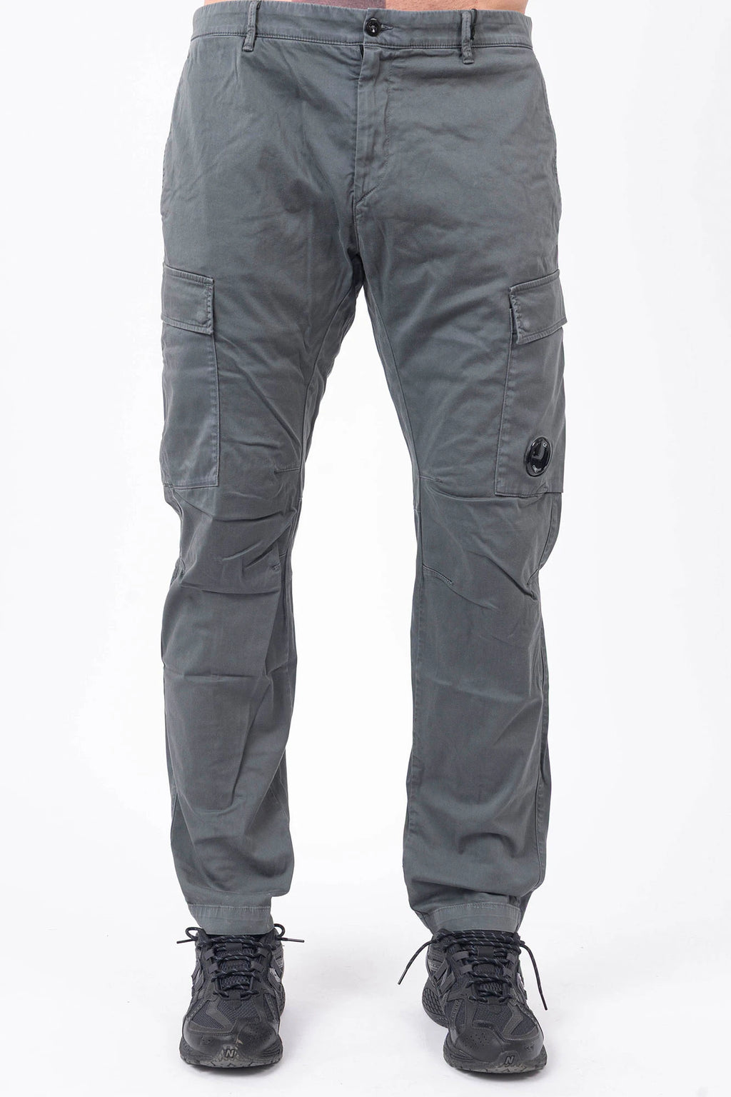 C.P. Company, Mens Pants, Gunmetal 921, Grey, Gray, Cargo Pockets, Stretch Cotton Sateen, Snap Closure Cargo Pockets, Side Pockets, Back Pockets, Belt Loops, Button Closure, Zip-Fly, Massimo Osti, Chester Perry, British Saylor, Signature Lens, Lens Pocket, Front Portrait. 