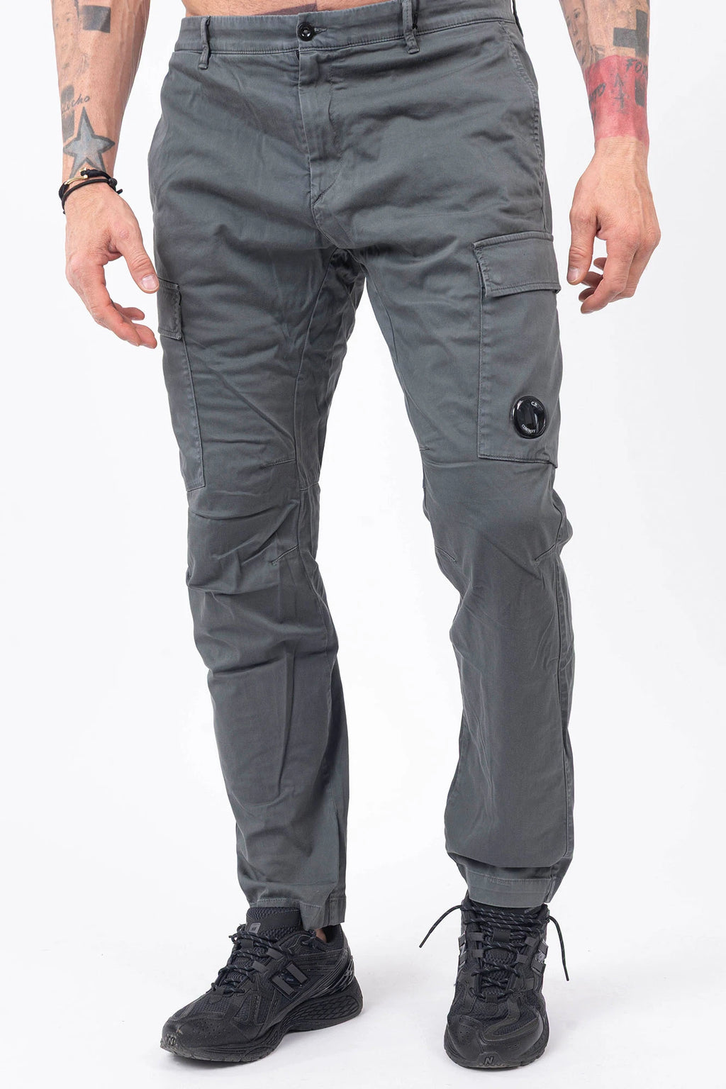 C.P. Company, Mens Pants, Gunmetal 921, Grey, Gray, Cargo Pockets, Stretch Cotton Sateen, Snap Closure Cargo Pockets, Side Pockets, Back Pockets, Belt Loops, Button Closure, Zip-Fly, Massimo Osti, Chester Perry, British Saylor, Signature Lens, Lens Pocket, Front Portrait Step Forward. 