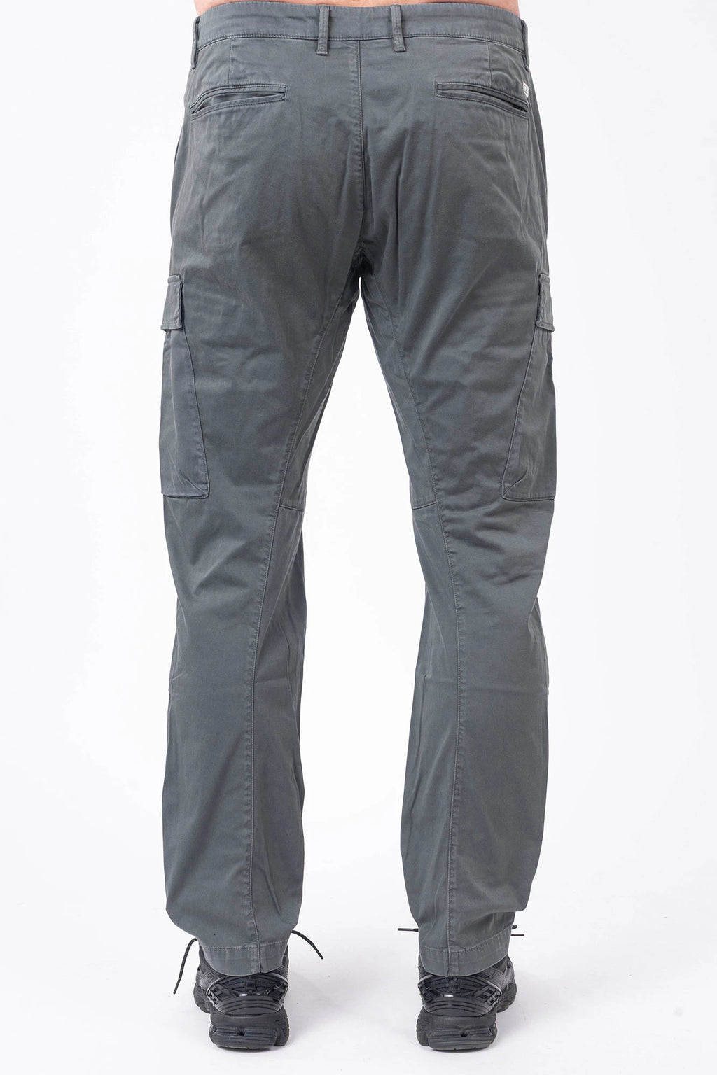 C.P. Company, Mens Pants, Gunmetal 921, Grey, Gray, Cargo Pockets, Stretch Cotton Sateen, Snap Closure Cargo Pockets, Side Pockets, Back Pockets, Belt Loops, Button Closure, Zip-Fly, Massimo Osti, Chester Perry, British Saylor, Signature Lens, Lens Pocket, Back Portrait. 