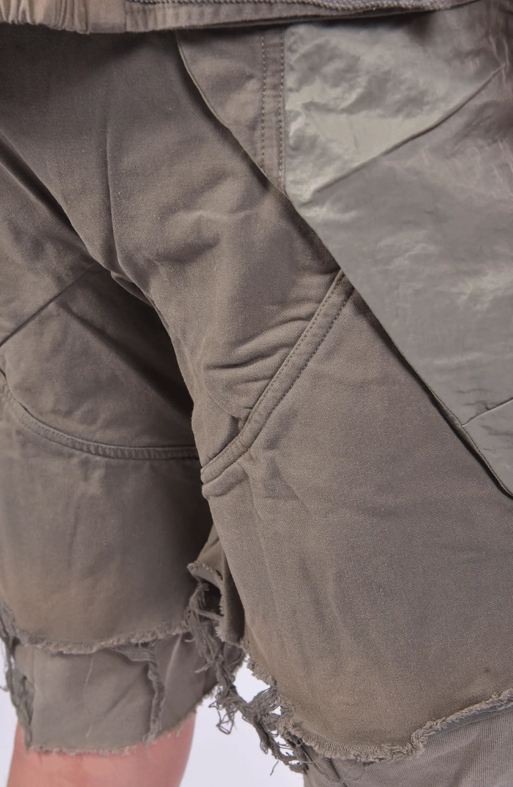 Hamcus, Mens Shorts, Beige, Agate Grey, Olive Green, Zip-Fly, Multiple Pockets, Cargo, Back Pockets, Belt Loops, Elastic Waistband, Raw Details, Short Pants, Unisex, Back Panels Close-up View. 