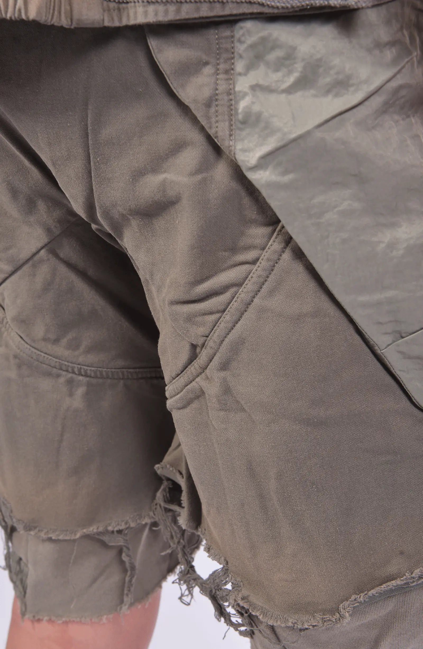Hamcus, Mens Shorts, Beige, Agate Grey, Olive Green, Zip-Fly, Multiple Pockets, Cargo, Back Pockets, Belt Loops, Elastic Waistband, Raw Details, Short Pants, Unisex, Back Panels Close-up View. 