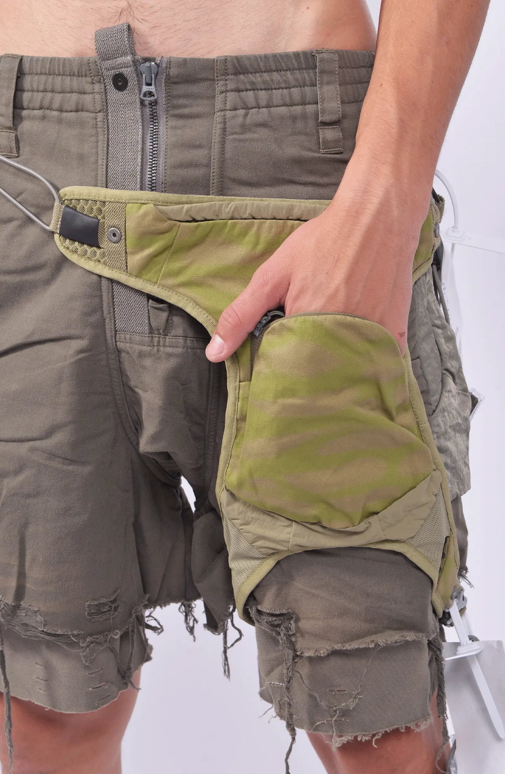 Hamcus, Mens Gun Bag, Yellow, Green, Washed, Camo, Waterproof, Unisex, Elastic, Leg Straps, Pockets, Zippers, Mesh, Elastic, Polyester, Buckle, Adjustable, Hand in Zip Pocket Close-up. 
