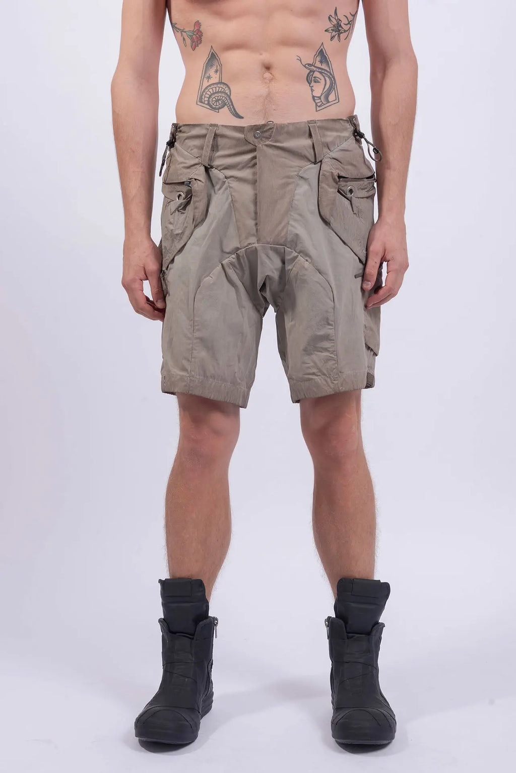 Hamcus, Mens Shorts, Beige, Dark Beige, Light Grey, Contrasting Details, Panel Design, Multiple Pockets, Side Pockets, Adjustable Waist, Beltloops, Above the knee, Standard Fit, Drawcord Pockets, Front View. 