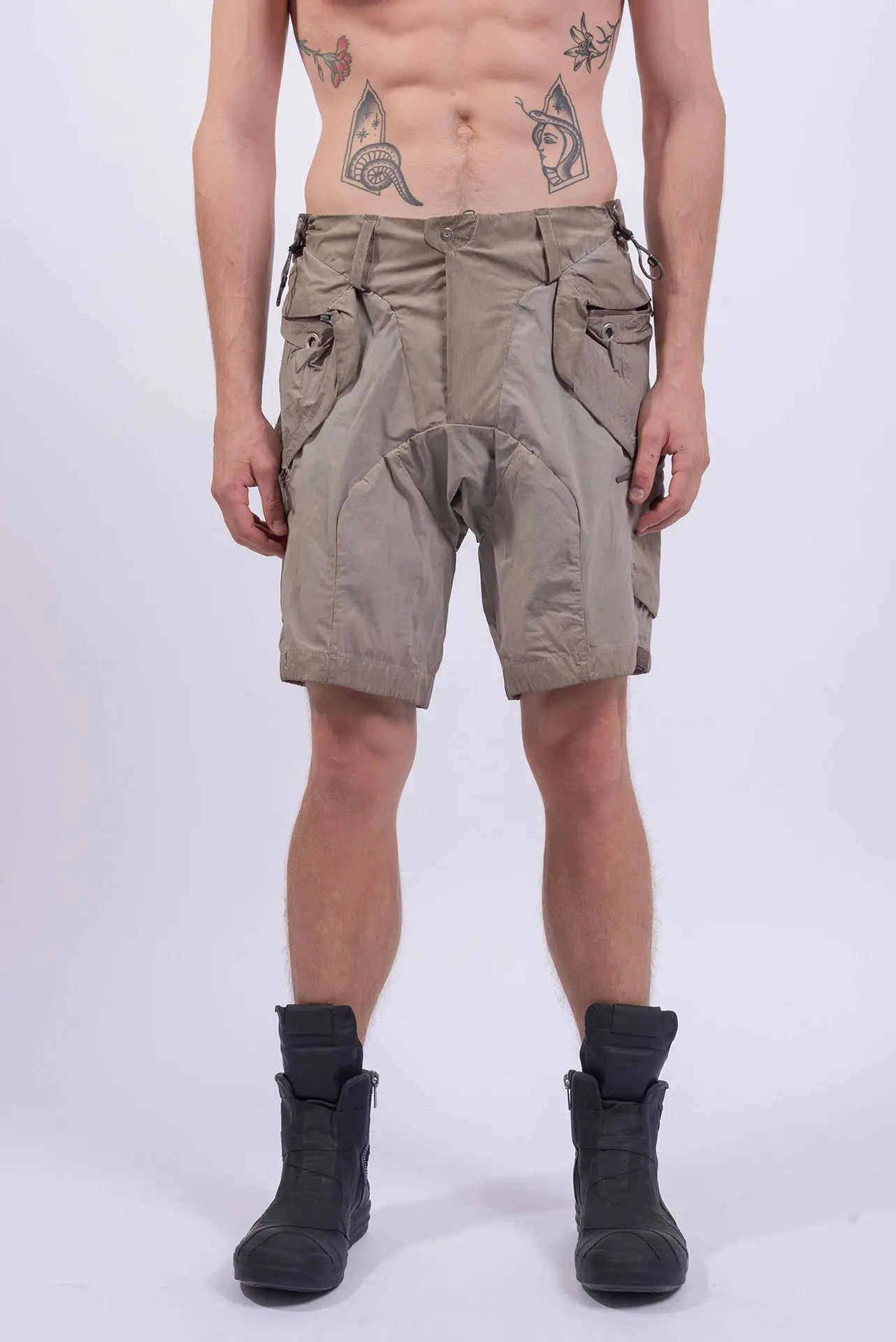 Hamcus, Mens Shorts, Beige, Dark Beige, Light Grey, Contrasting Details, Panel Design, Multiple Pockets, Side Pockets, Adjustable Waist, Beltloops, Above the knee, Standard Fit, Drawcord Pockets, Front View. 