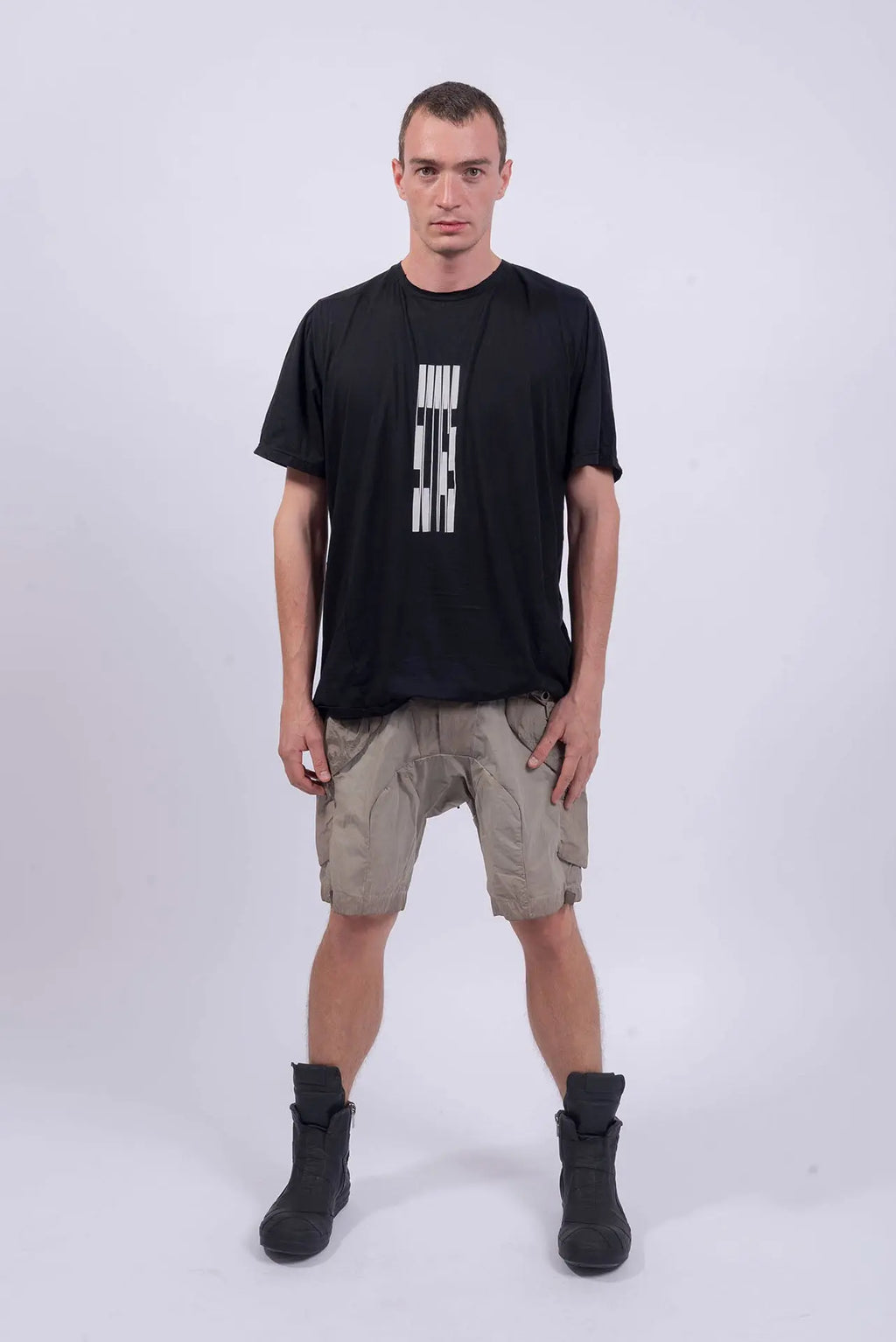 Hamcus, Mens Shorts, Beige, Dark Beige, Light Grey, Contrasting Details, Panel Design, Multiple Pockets, Side Pockets, Adjustable Waist, Beltloops, Above the knee, Standard Fit, Drawcord Pockets, Full Body Front View. 