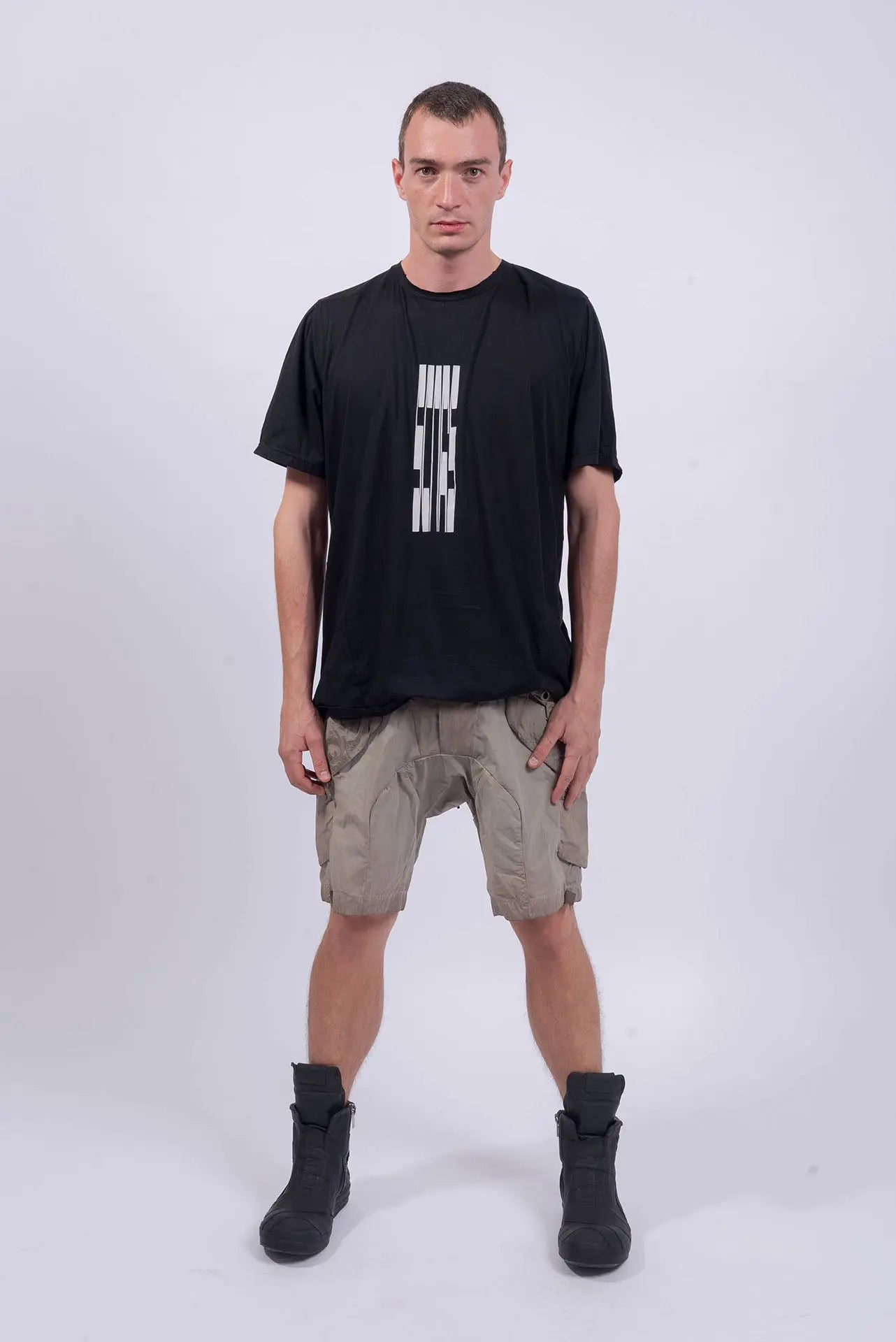 Hamcus, Mens Shorts, Beige, Dark Beige, Light Grey, Contrasting Details, Panel Design, Multiple Pockets, Side Pockets, Adjustable Waist, Beltloops, Above the knee, Standard Fit, Drawcord Pockets, Full Body Front View. 