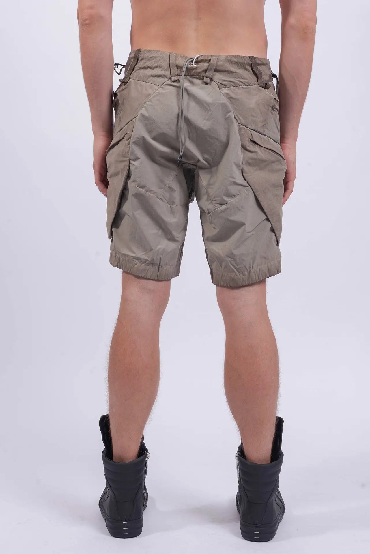 Hamcus, Mens Shorts, Beige, Dark Beige, Light Grey, Contrasting Details, Panel Design, Multiple Pockets, Side Pockets, Adjustable Waist, Beltloops, Above the knee, Standard Fit, Drawcord Pockets, Back View. 