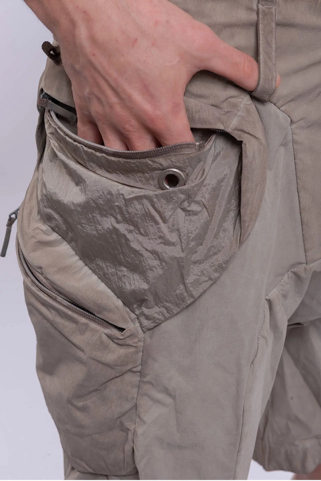 Hamcus, Mens Shorts, Beige, Dark Beige, Light Grey, Contrasting Details, Panel Design, Multiple Pockets, Side Pockets, Adjustable Waist, Beltloops, Above the knee, Standard Fit, Drawcord Pockets, Hand in Side Pocket. 