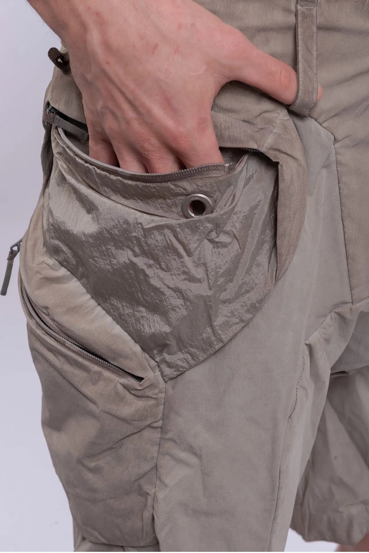Hamcus, Mens Shorts, Beige, Dark Beige, Light Grey, Contrasting Details, Panel Design, Multiple Pockets, Side Pockets, Adjustable Waist, Beltloops, Above the knee, Standard Fit, Drawcord Pockets, Hand in Side Pocket. 