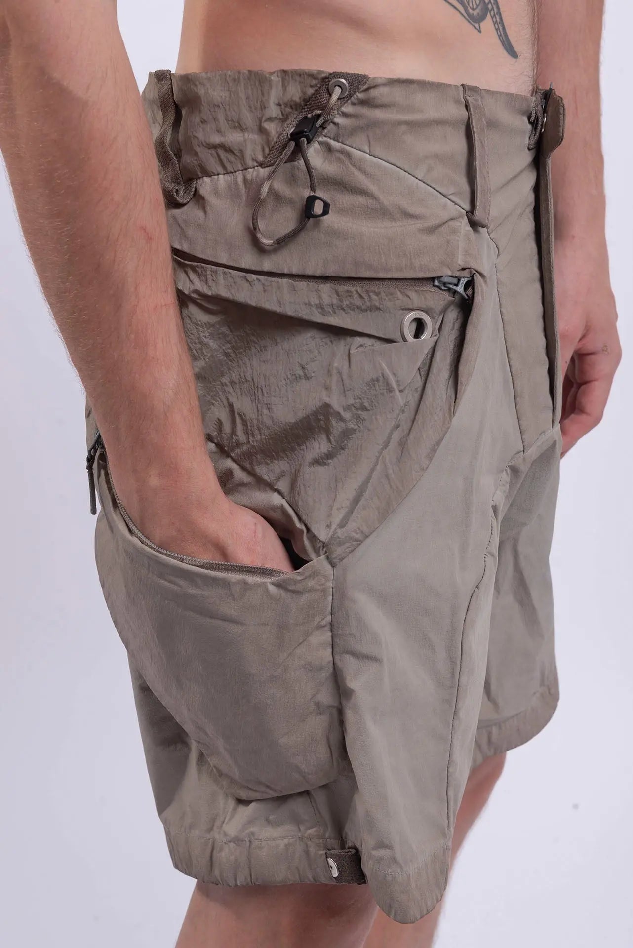Hamcus, Mens Shorts, Beige, Dark Beige, Light Grey, Contrasting Details, Panel Design, Multiple Pockets, Side Pockets, Adjustable Waist, Beltloops, Above the knee, Standard Fit, Drawcord Pockets, Hand in Lower Pocket. 