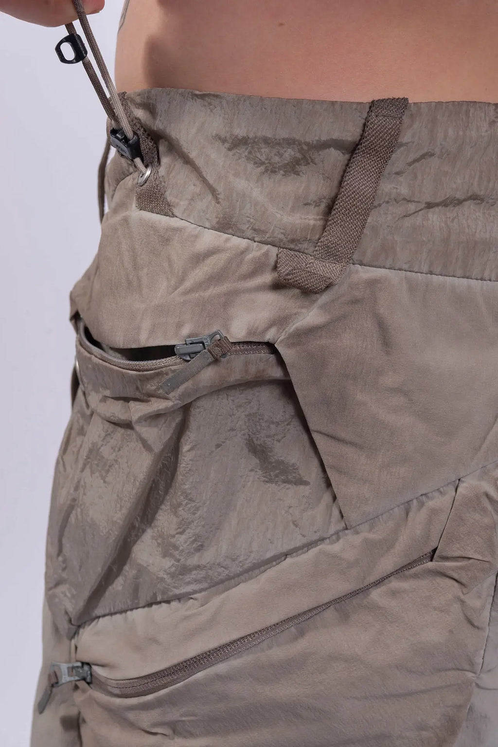 Hamcus, Mens Shorts, Beige, Dark Beige, Light Grey, Contrasting Details, Panel Design, Multiple Pockets, Side Pockets, Adjustable Waist, Beltloops, Above the knee, Standard Fit, Drawcord Pockets, Waist Drawcord Showcase. 