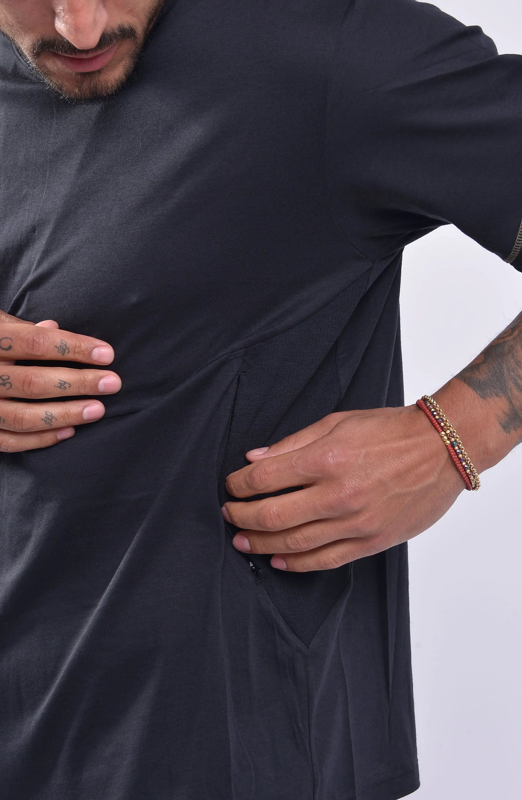 Nilmance, SS24-TE-03, Black, Contrasting Sleeve Seams, Zip Pockets, Side Pockets, Short Sleeves, Wide-fit, Crew Neck, Round Neck, Panel Construction, Side Zip Pocket Showcase. 