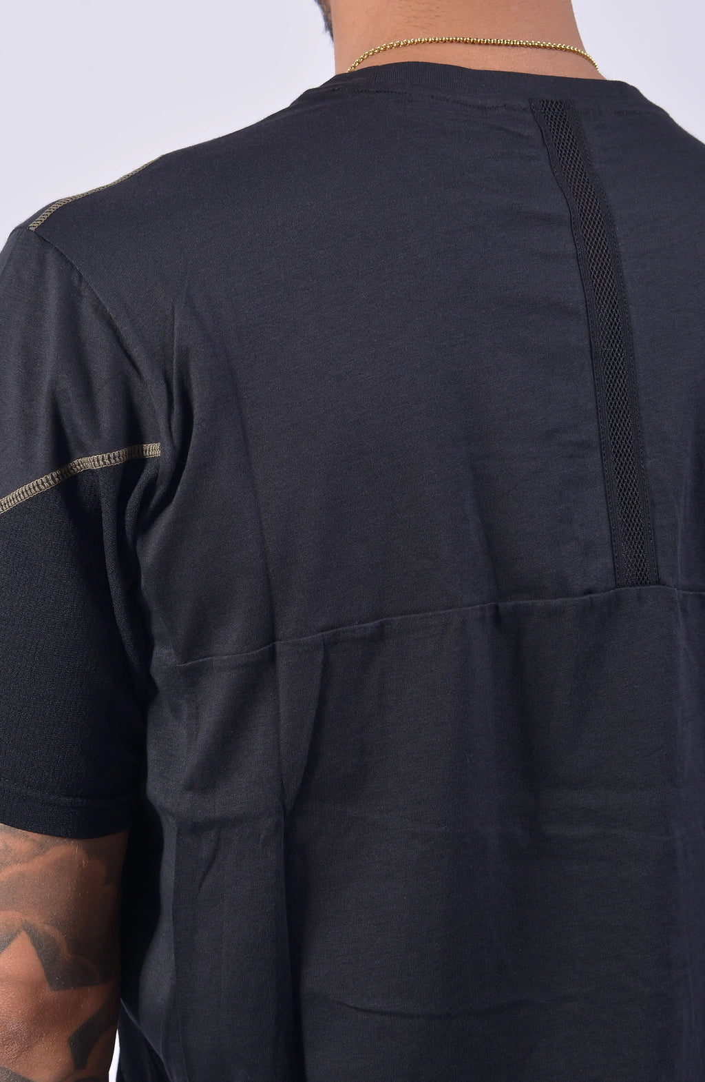 Nilmance, SS24-TE-03, Black, Contrasting Sleeve Seams, Zip Pockets, Side Pockets, Short Sleeves, Wide-fit, Crew Neck, Round Neck, Panel Construction, Close-up Back View. 