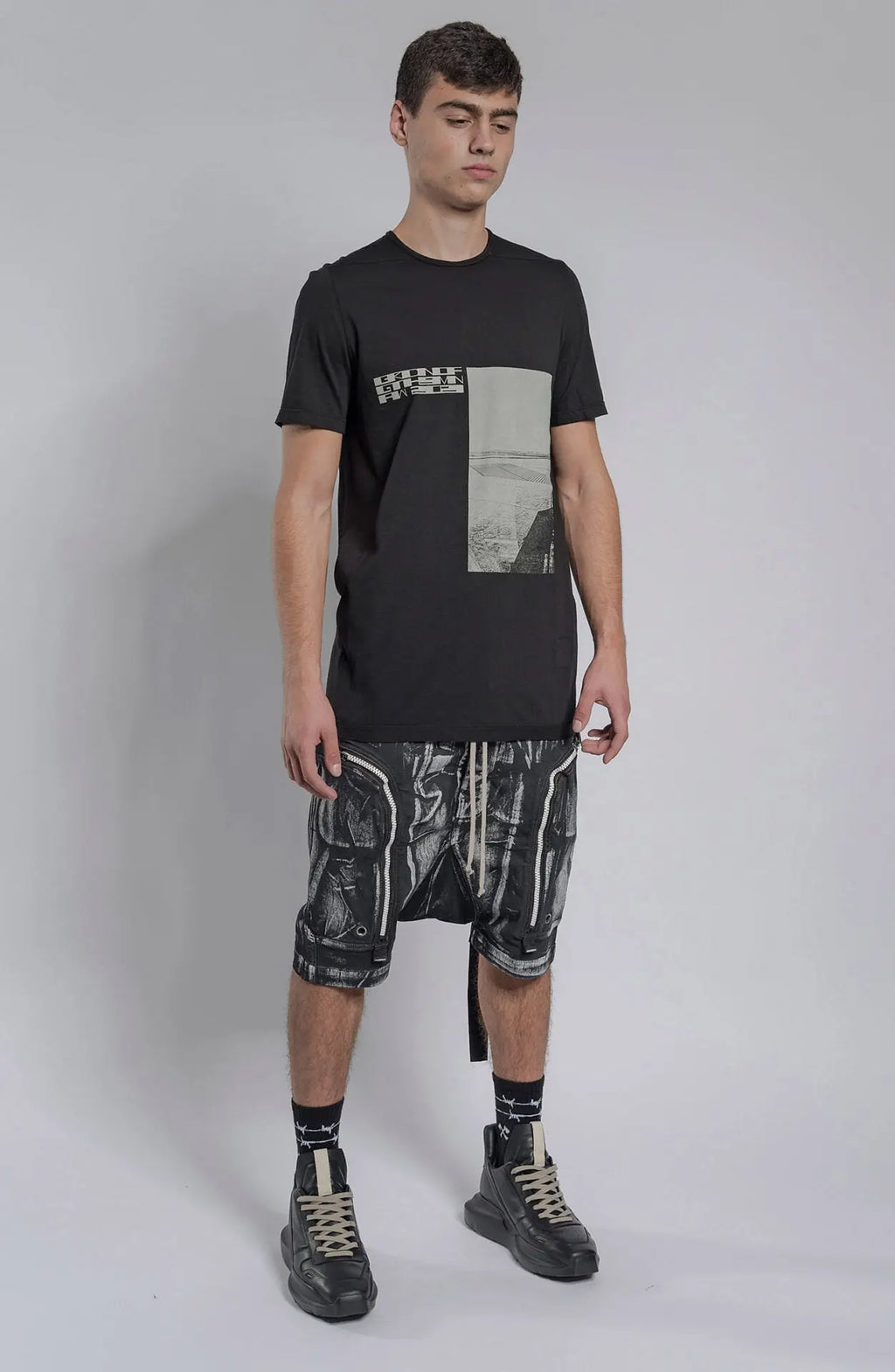 Rick Owens,Mens Shorts,Regular Fit,Low Crotch Pants,Elasticated Waistband With Drawstrings,Buttons Closure,Two Side Pockets With Zip Closure,Two At The Back With Snap Fasteners Closure,DRKSHDW Lace Detail, Front View.