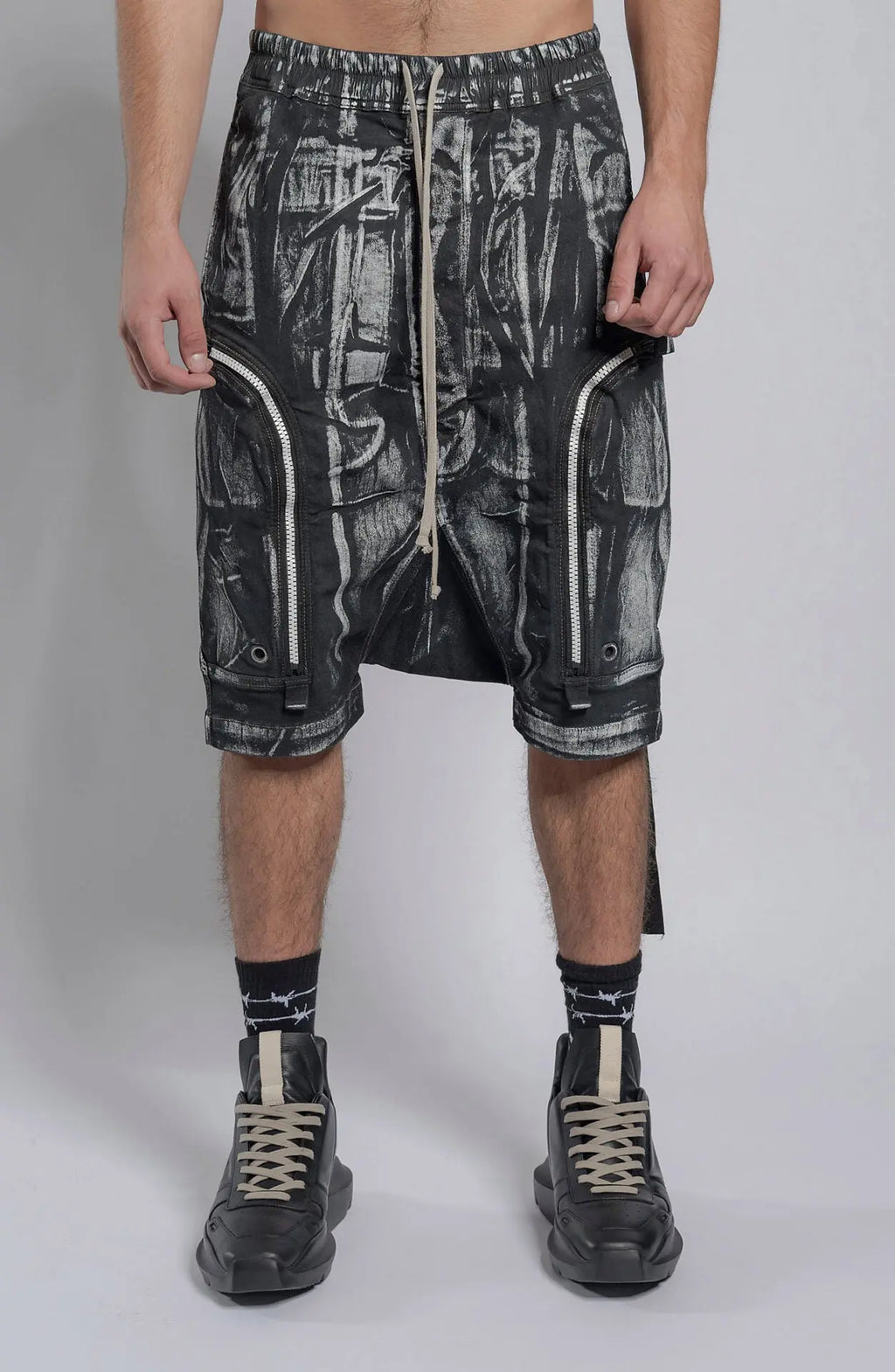 Rick Owens,Mens Shorts,Regular Fit,Low Crotch Pants,Elasticated Waistband With Drawstrings,Buttons Closure,Two Side Pockets With Zip Closure,Two At The Back With Snap Fasteners Closure,DRKSHDW Lace Detail, Portrait View.