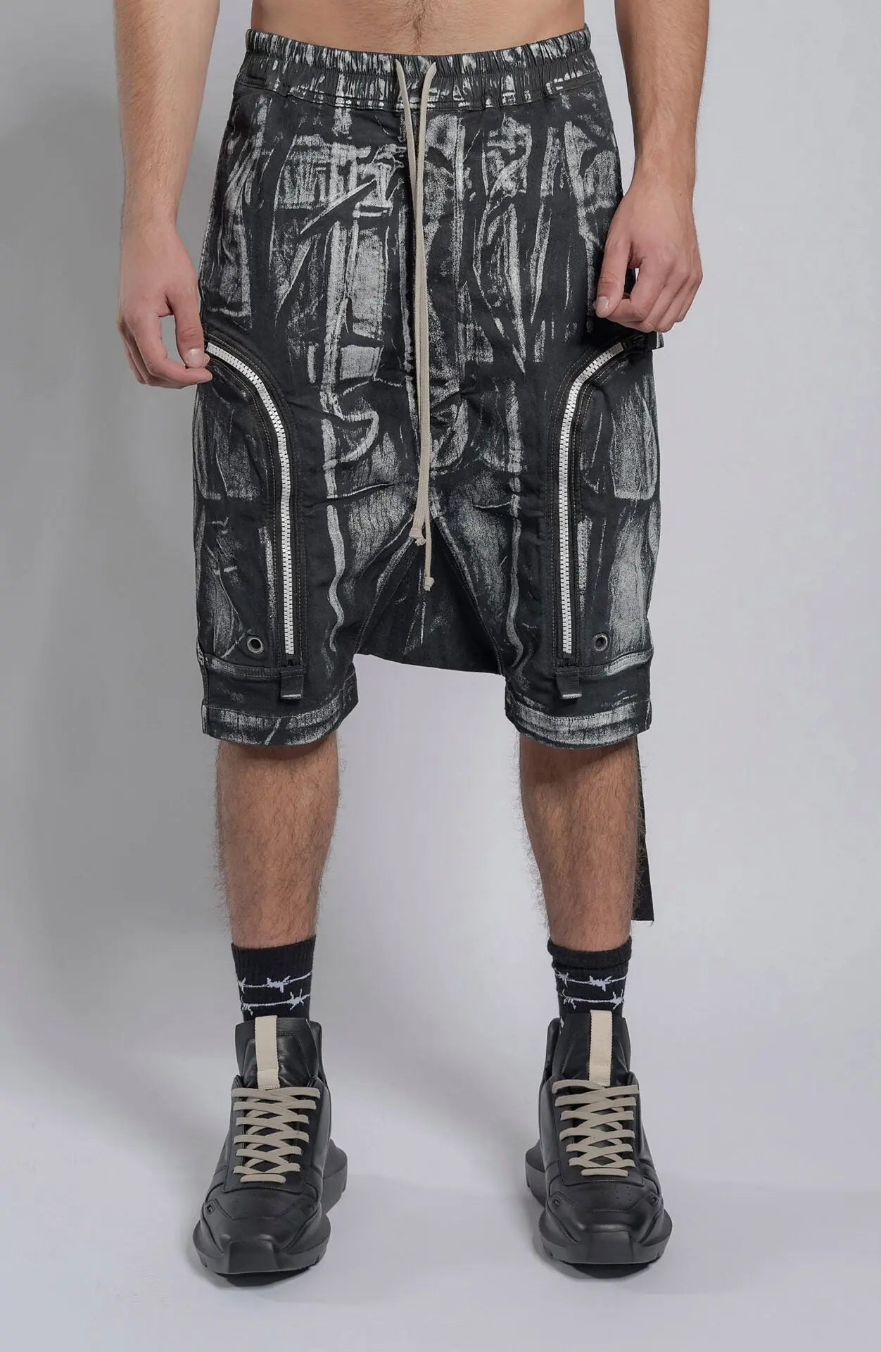Rick Owens,Mens Shorts,Regular Fit,Low Crotch Pants,Elasticated Waistband With Drawstrings,Buttons Closure,Two Side Pockets With Zip Closure,Two At The Back With Snap Fasteners Closure,DRKSHDW Lace Detail, Portrait View.