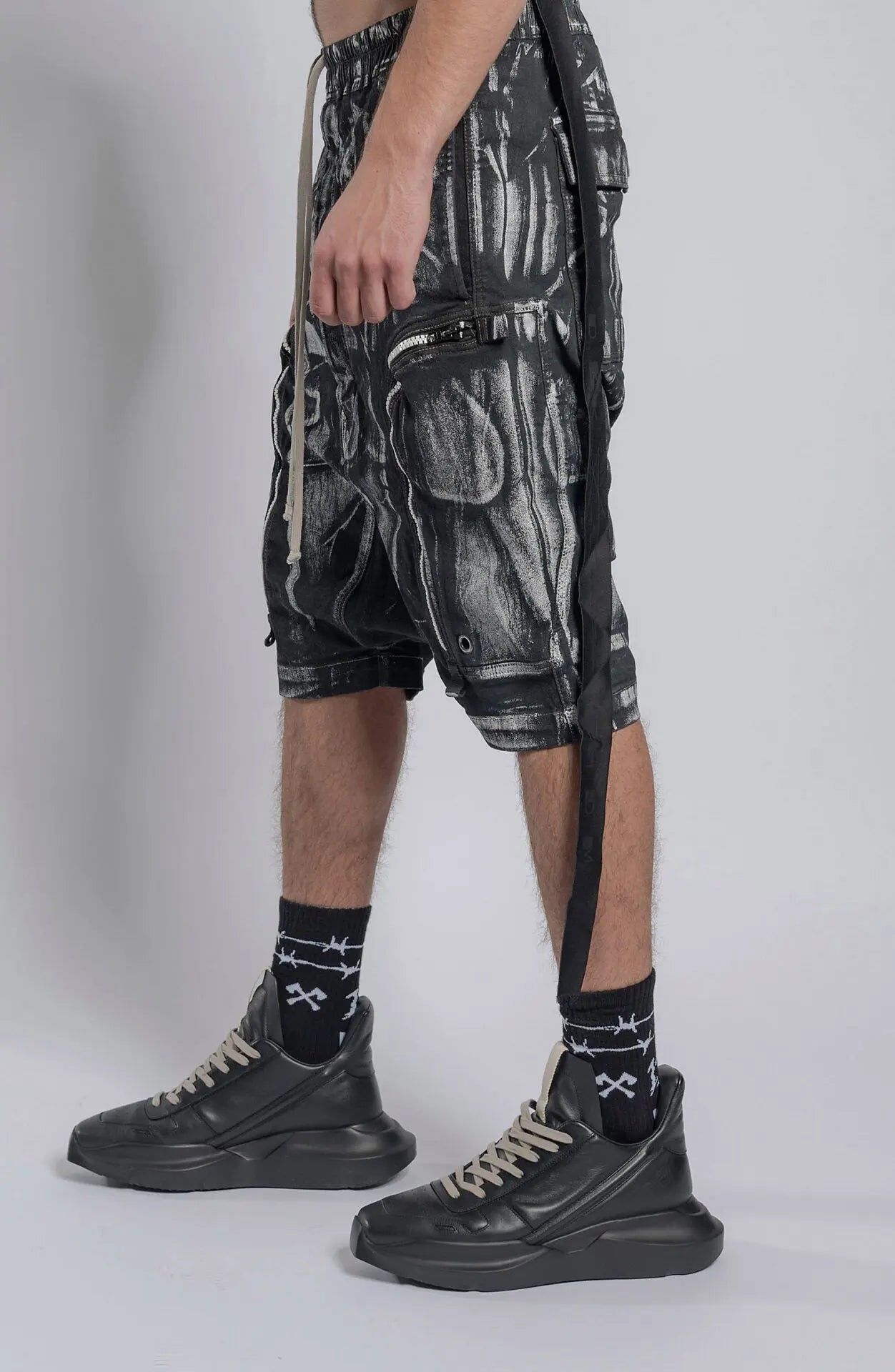 Rick Owens,Mens Shorts,Regular Fit,Low Crotch Pants,Elasticated Waistband With Drawstrings,Buttons Closure,Two Side Pockets With Zip Closure,Two At The Back With Snap Fasteners Closure,DRKSHDW Lace Detail, Profile View.