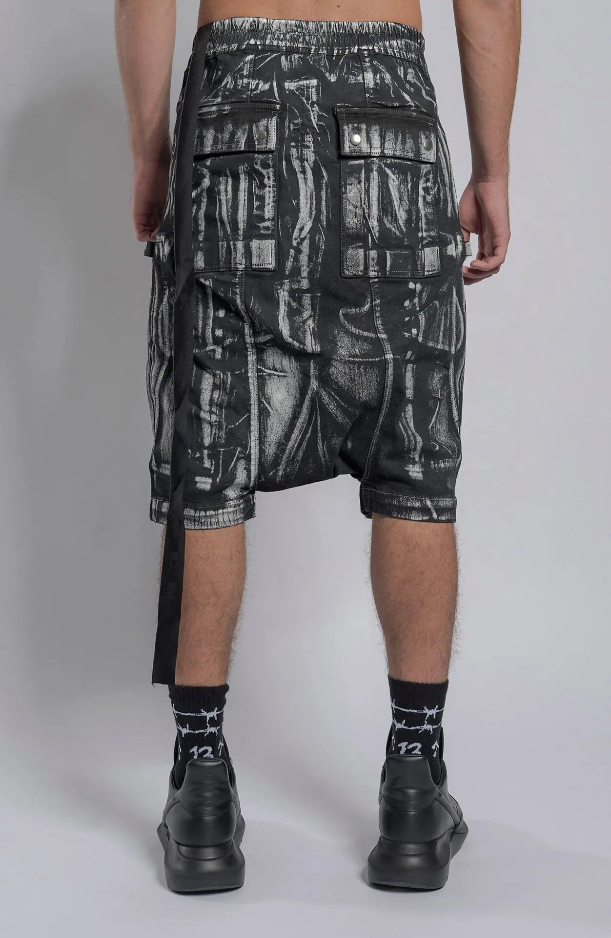 Rick Owens,Mens Shorts,Regular Fit,Low Crotch Pants,Elasticated Waistband With Drawstrings,Buttons Closure,Two Side Pockets With Zip Closure,Two At The Back With Snap Fasteners Closure,DRKSHDW Lace Detail, Back View.