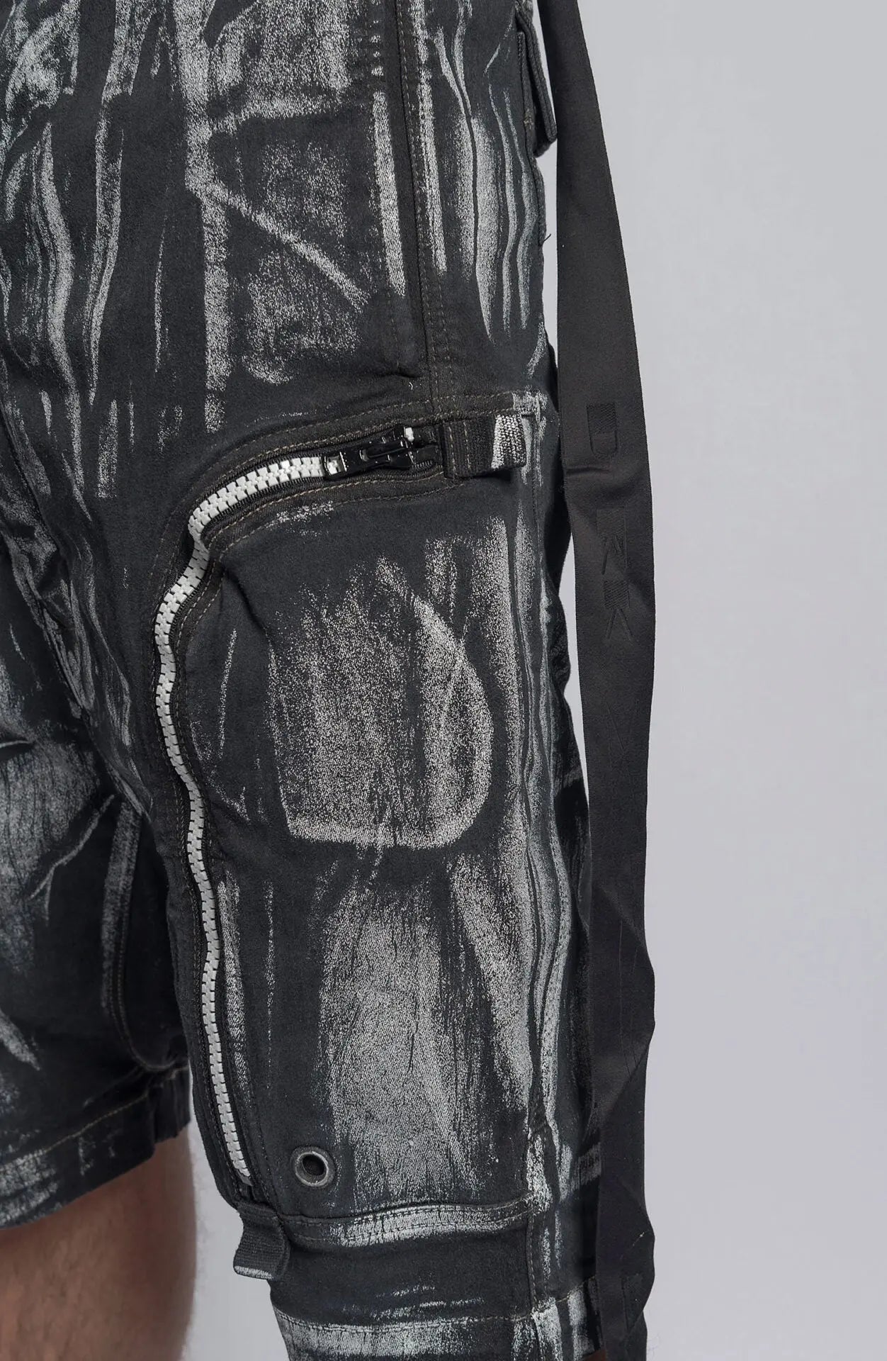Rick Owens,Mens Shorts,Regular Fit,Low Crotch Pants,Elasticated Waistband With Drawstrings,Buttons Closure,Two Side Pockets With Zip Closure,Two At The Back With Snap Fasteners Closure,DRKSHDW Lace Detail, Detailed View Of The Side Pocket With Zip Closure.