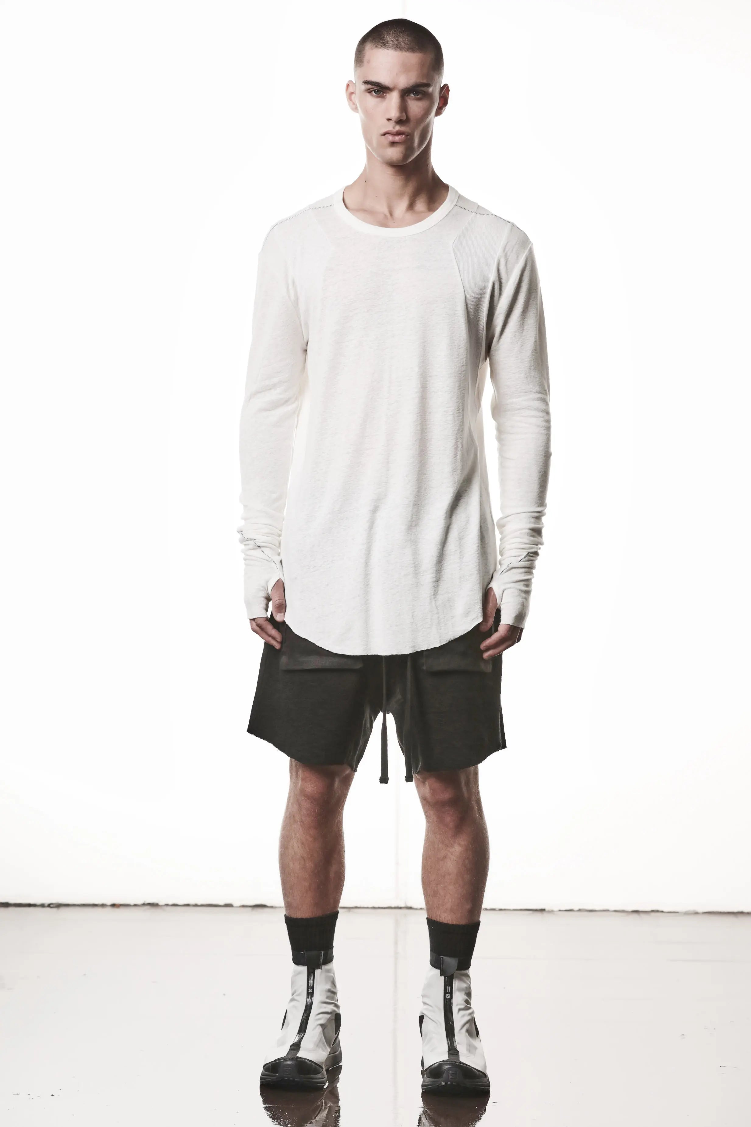 Thom Krom T-Shirt,Mens T-
Shirt,OffWhite Cotton Viscose Linen,Raw Cut Hem,Raw Cut Sleeves,Curved Hemline,Paneled Construction,Signature Front Level Shoulders Seams,Extended Sleeves With Thumbhole Details,Whole Body Photo