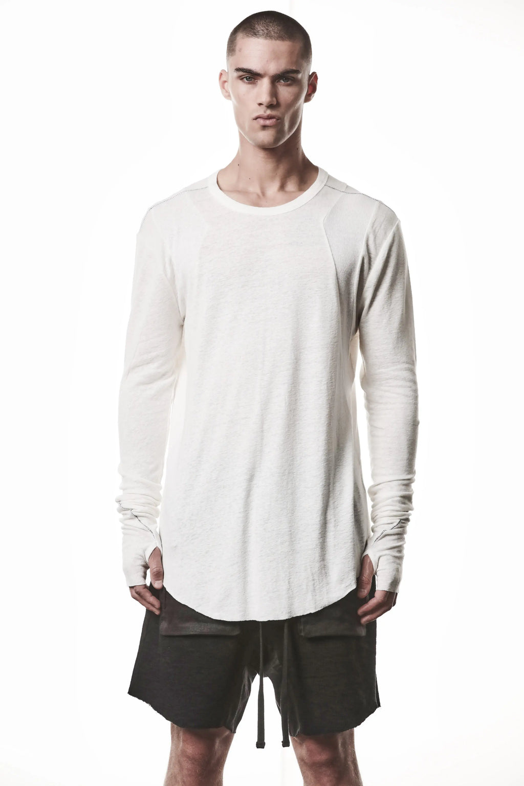 Thom Krom T-Shirt,Mens T-
Shirt,OffWhite Cotton Viscose Linen,Raw Cut Hem,Raw Cut Sleeves,Curved Hem Line,Paneled Construction,Signature Front Level Shoulders Seams,Extended Sleeves With Thumbhole Details,Round Crewneck,Upper Body Photo