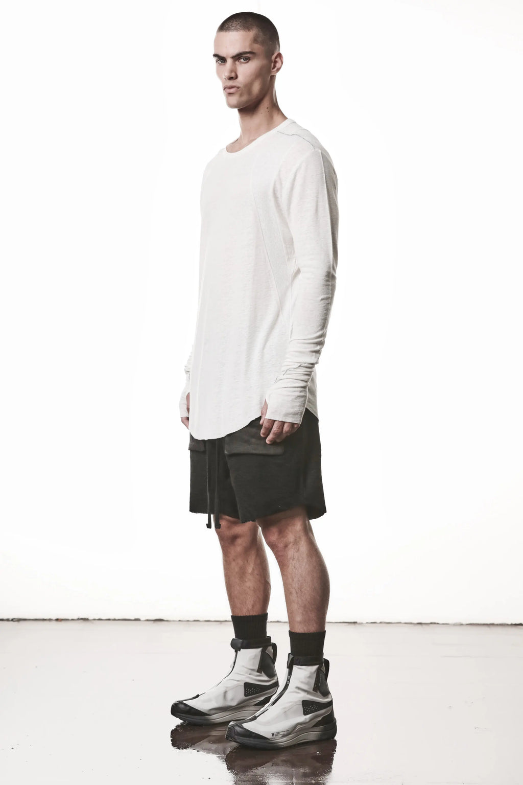 Thom Krom T-Shirt,Mens T-
Shirt,OffWhite Cotton Viscose Linen,Raw Cut Hem,Raw Cut Sleeves,Curved Hem Line,Paneled Construction,Signature Front Level Shoulders Seams,Extended Sleeves With Thumbhole Details,Round Crewneck,Whole Body Side Angle Photo