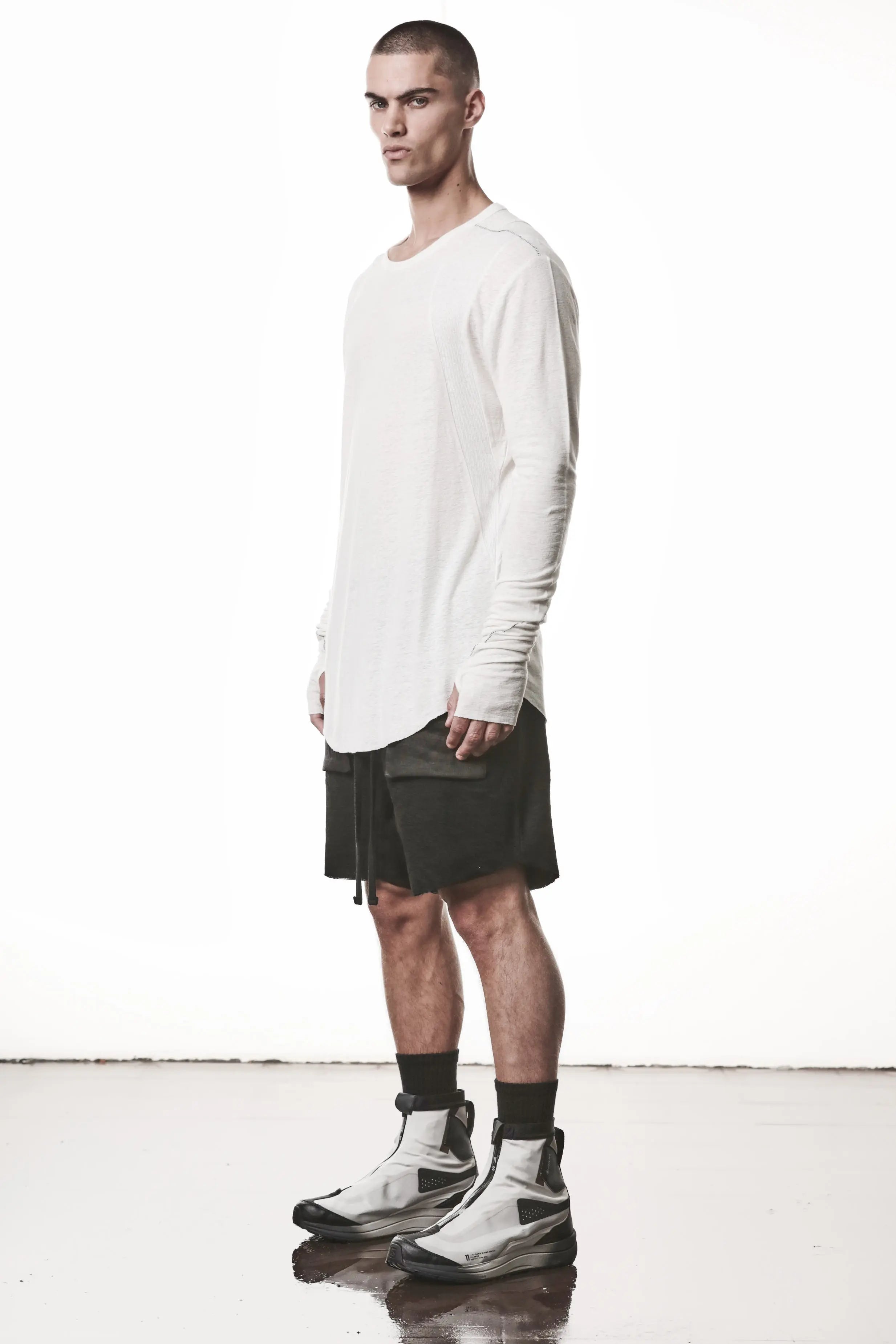 Thom Krom T-Shirt,Mens T-
Shirt,OffWhite Cotton Viscose Linen,Raw Cut Hem,Raw Cut Sleeves,Curved Hem Line,Paneled Construction,Signature Front Level Shoulders Seams,Extended Sleeves With Thumbhole Details,Round Crewneck,Whole Body Side Angle Photo