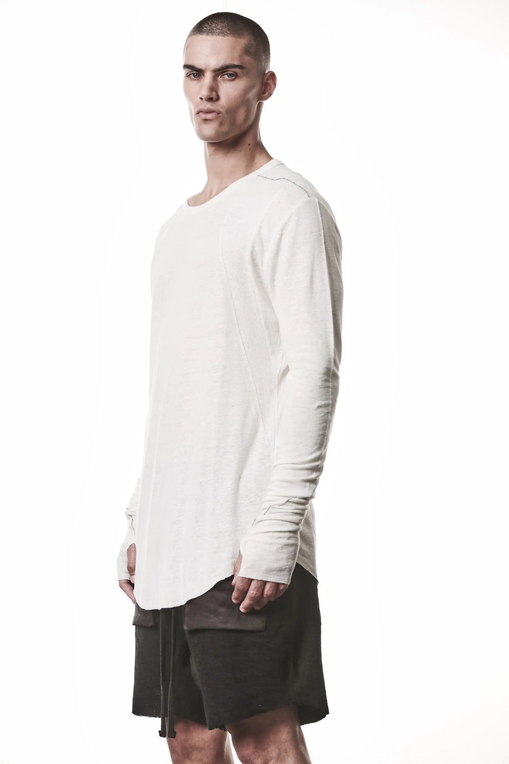 Thom Krom T-Shirt,Mens T-
Shirt,OffWhite Cotton Viscose Linen,Round Crewneck,Raw Cut Hem,Raw Cut Sleeves,Curved Hem Line,Paneled Construction,Signature Front Level Shoulders Seams,Extended Sleeves With Thumbhole Details,Upper Body Side Angle Photo