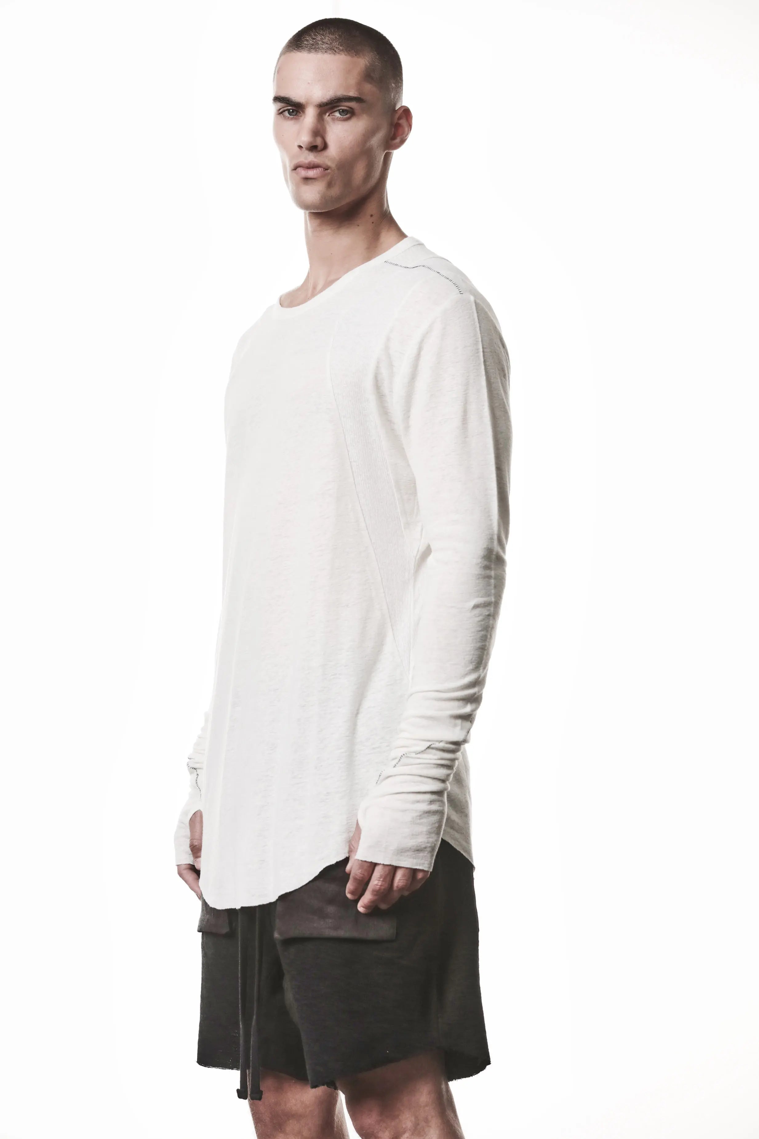 Thom Krom T-Shirt,Mens T-
Shirt,OffWhite Cotton Viscose Linen,Round Crewneck,Raw Cut Hem,Raw Cut Sleeves,Curved Hem Line,Paneled Construction,Signature Front Level Shoulders Seams,Extended Sleeves With Thumbhole Details,Upper Body Side Angle Photo