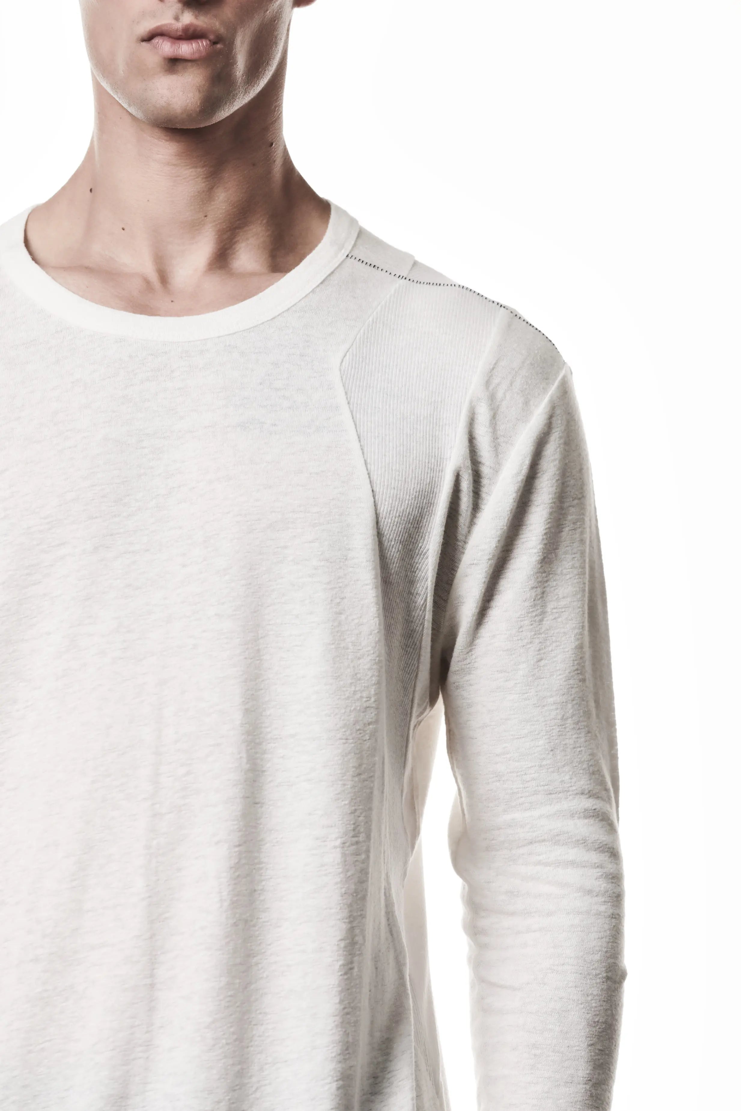 Thom Krom T-Shirt,Mens T-
Shirt,OffWhite Cotton Viscose Linen,Raw Cut Hem,Raw Cut Sleeves,Round Crewneck,Paneled Construction,Signature Front Level Shoulders Seams,Upper Body Close Up Photo