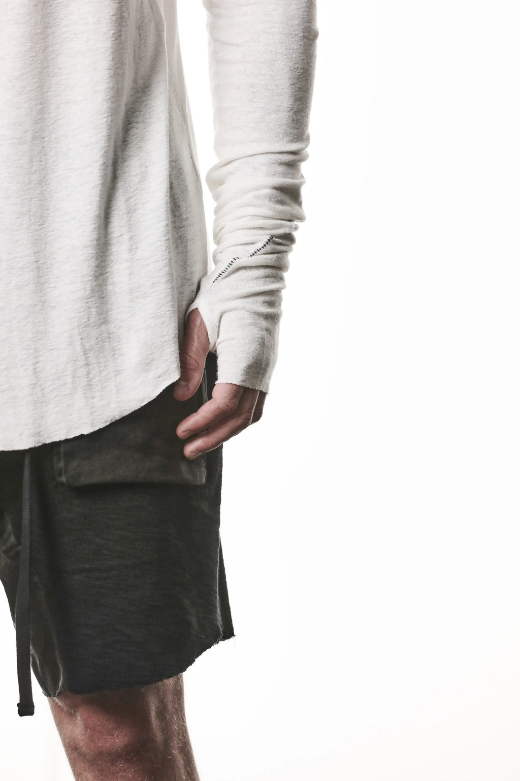 Thom Krom T-Shirt,Mens T-
Shirt,OffWhite Cotton Viscose Linen,Raw Cut Hem,Raw Cut Sleeves,Curved Hem Line,Paneled Construction,Extended Sleeves With Thumbhole Details,Curved Hem Line,Close Up Detailed Photo