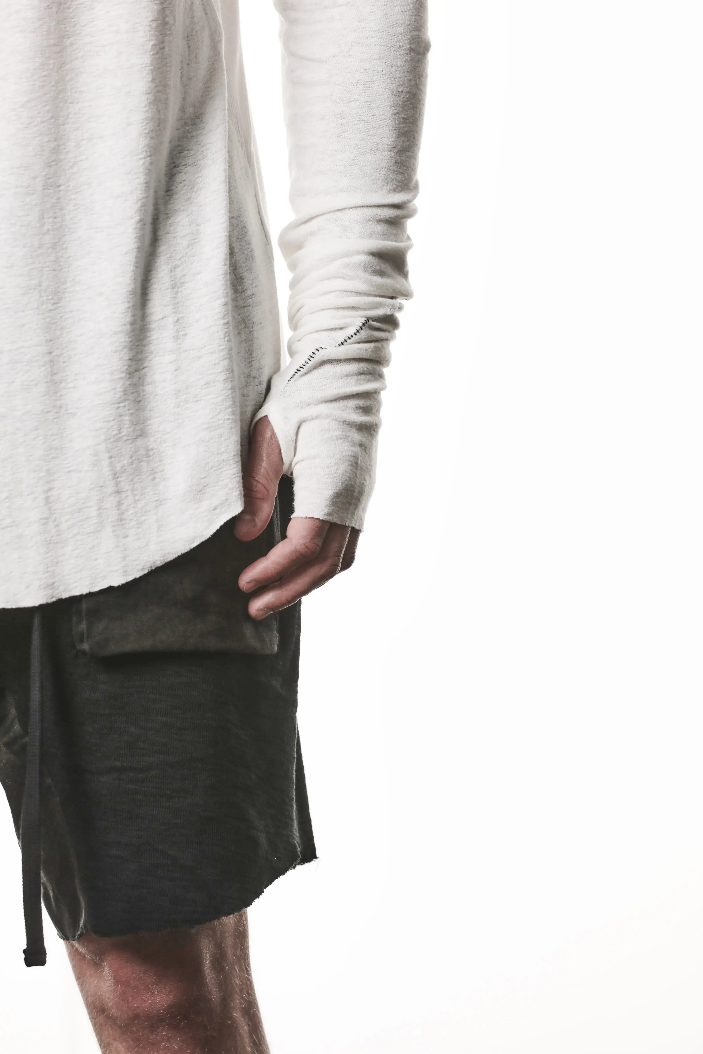 Thom Krom T-Shirt,Mens T-
Shirt,OffWhite Cotton Viscose Linen,Raw Cut Hem,Raw Cut Sleeves,Curved Hem Line,Paneled Construction,Extended Sleeves With Thumbhole Details,Curved Hem Line,Close Up Detailed Photo
