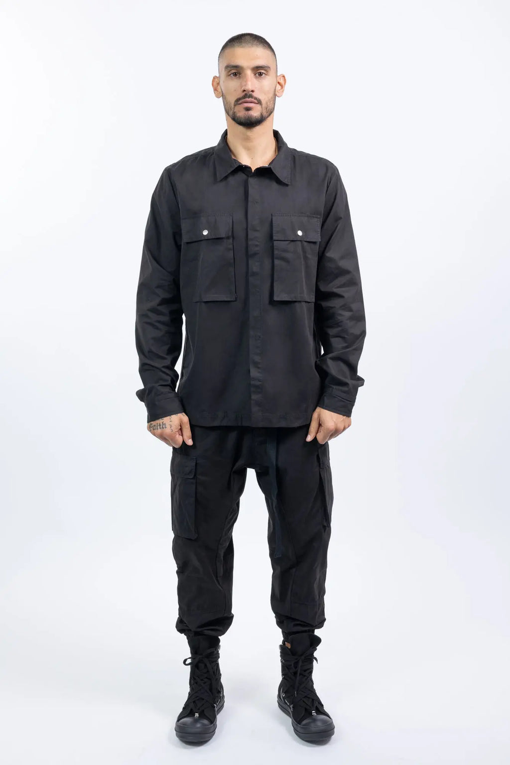 Thom Krom,Mens Shirt,Black,Cotton,Longsleeved Overshirt,Regular Fit,Classic Kent Collar,Concealed Snap Fastener Placket On The Front,Two Patch Chest Pockets With Flaps And Metal Snap Fasteners,Square Cuffs With Metal Snap Fasteners,Straight Hem With Slanted Side Slits,Full Body.