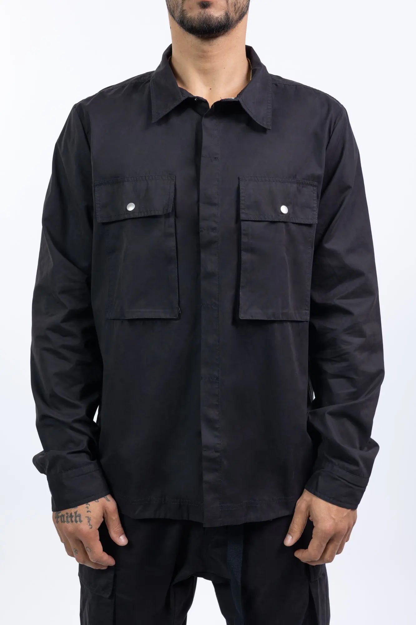 Thom Krom,Mens Shirt,Black,Cotton,Longsleeved Overshirt,Regular Fit,Classic Kent Collar,Concealed Snap Fastener Placket On The Front,Two Patch Chest Pockets With Flaps And Metal Snap Fasteners,Square Cuffs With Metal Snap Fasteners,Straight Hem With Slanted Side Slits, Front Portrait. 