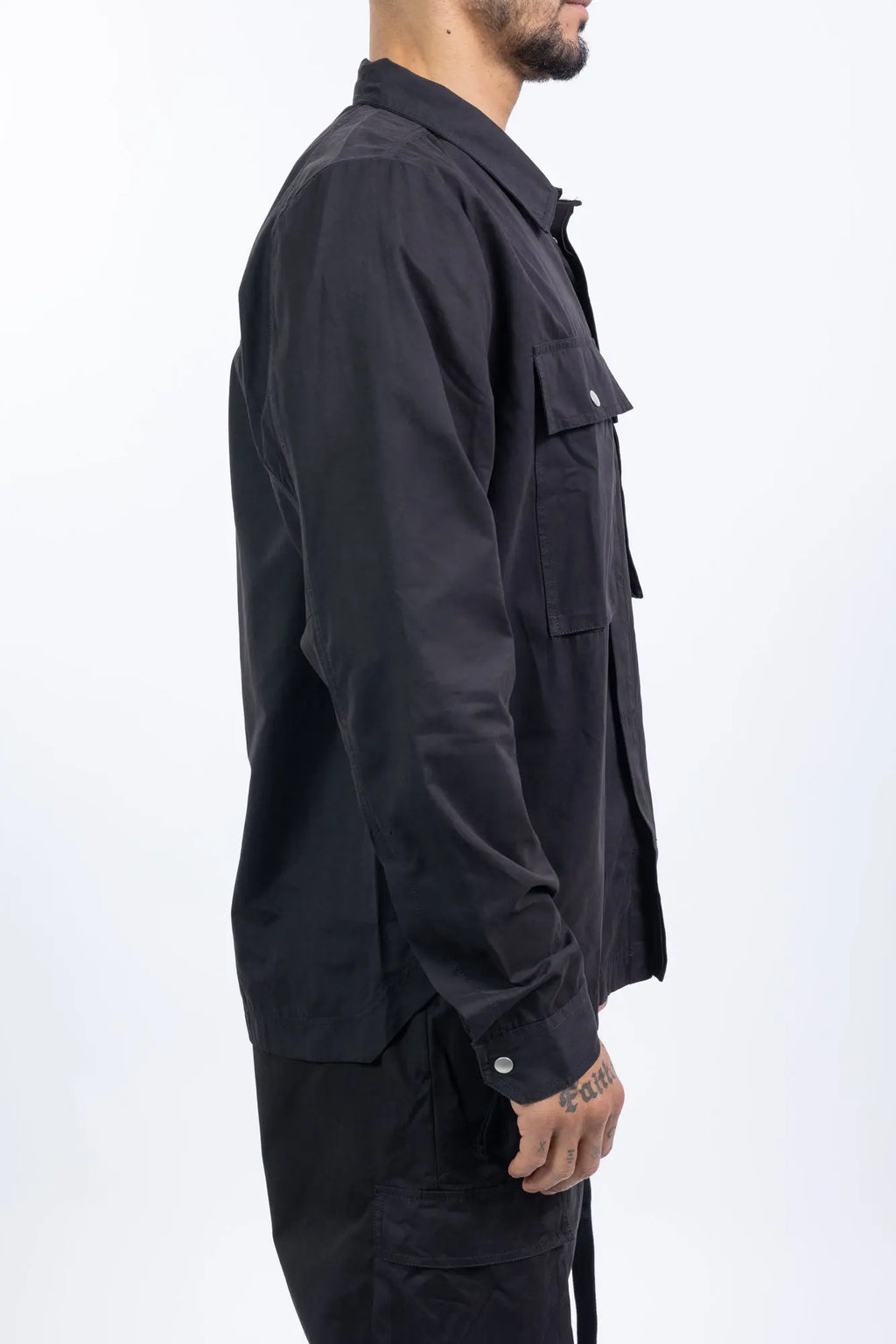 Thom Krom,Mens Shirt,Black,Cotton,Longsleeved Overshirt,Regular Fit,Classic Kent Collar,Concealed Snap Fastener Placket On The Front,Two Patch Chest Pockets With Flaps And Metal Snap Fasteners,Square Cuffs With Metal Snap Fasteners,Straight Hem With Slanted Side Slits, Side View. 