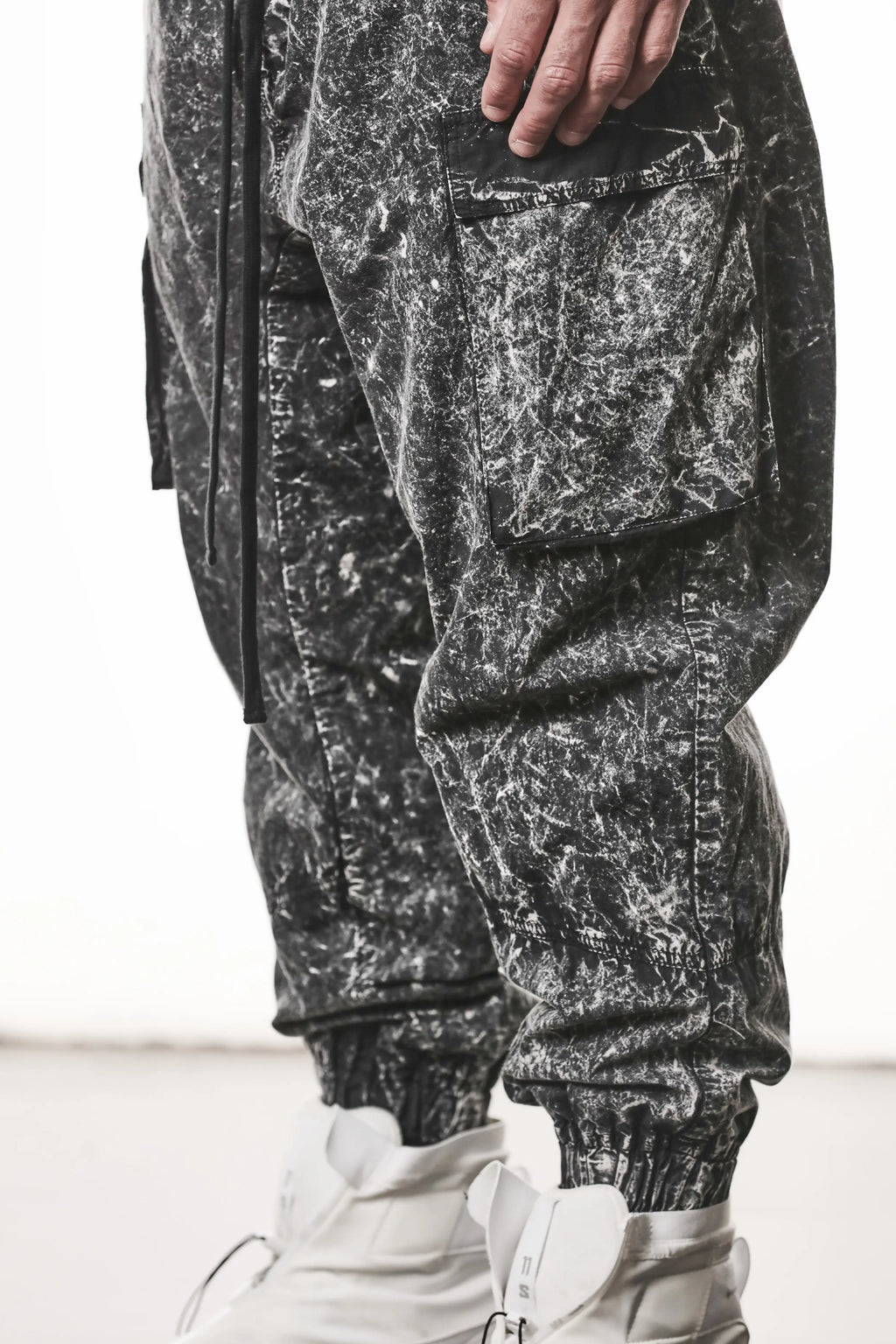 Thom Krom, Mens Trousers, Black, Cargo Pants, Zip Pockets, Side Pockets, Drawstring, Elasticated Waistband, Elasticated Ankle Cuffs, Drop-Crotch, Back Pockets, YKK Zippers, Cargo Pockets Side View. 