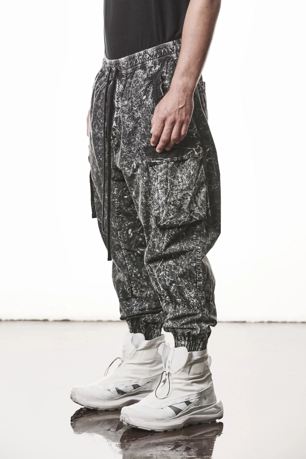 Thom Krom, Mens Trousers, Black, Cargo Pants, Zip Pockets, Side Pockets, Drawstring, Elasticated Waistband, Elasticated Ankle Cuffs, Drop-Crotch, Back Pockets, YKK Zippers, Side View. 