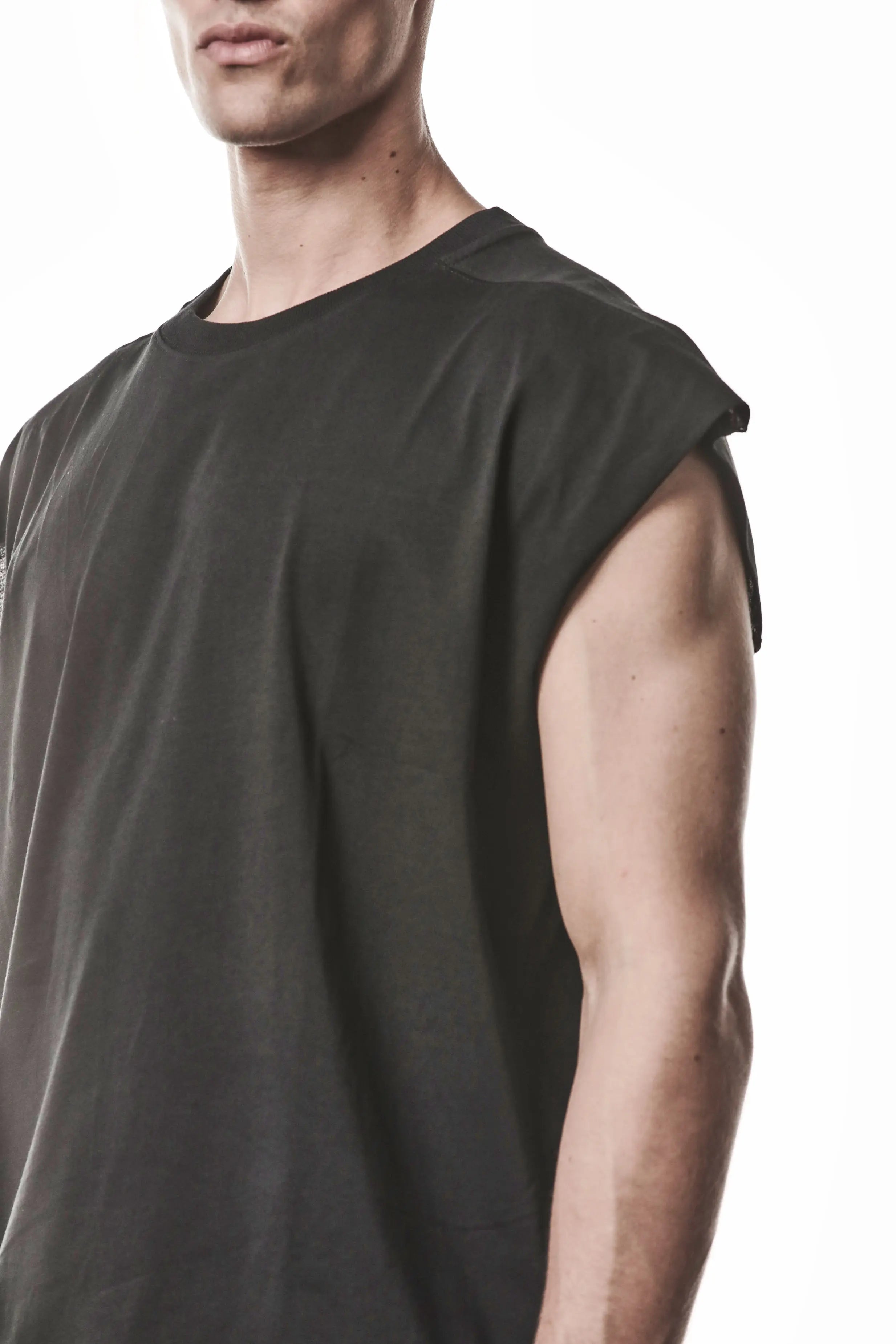 Thom Krom, Mens T-Shirt, Dark Used Grey, Dropped Shoulders, 100%Cotton, Cotton-Elastane Blend, Ribbed Neckline, Crewneck, Round Neck, Ribbed Hem, Breathable, 3/4 Close-up View. 