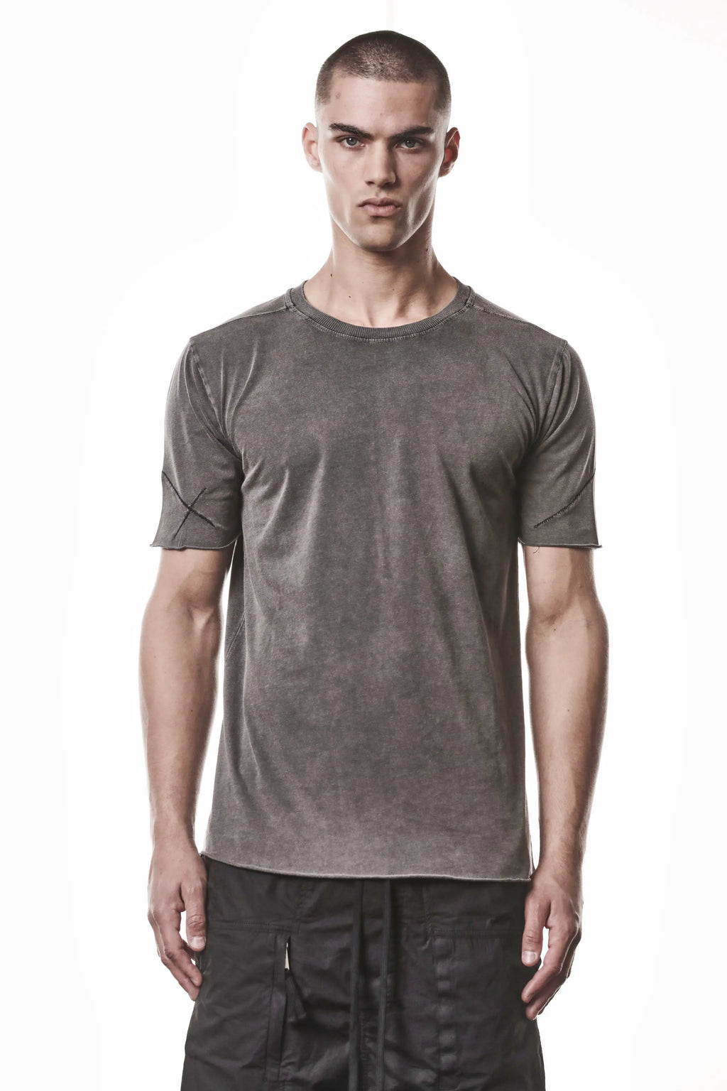 Thom Krom, Mens T-Shirt, Dark Used Grey, Raw-Cut Hem, Elastic Neck, 100% Cotton, Short Sleeves, Crewneck, Round Neck, Dark Seams, Back Seams, Embroidered Logo, Front Portrait. 