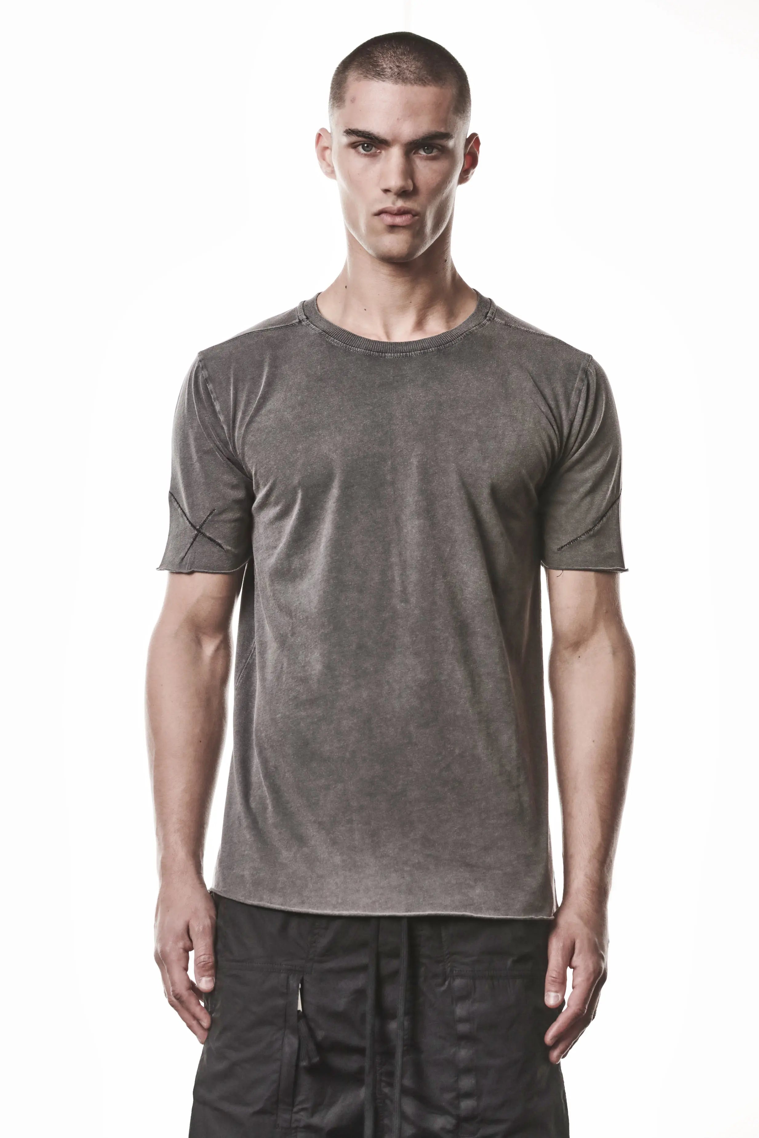 Thom Krom, Mens T-Shirt, Dark Used Grey, Raw-Cut Hem, Elastic Neck, 100% Cotton, Short Sleeves, Crewneck, Round Neck, Dark Seams, Back Seams, Embroidered Logo, Front Portrait. 