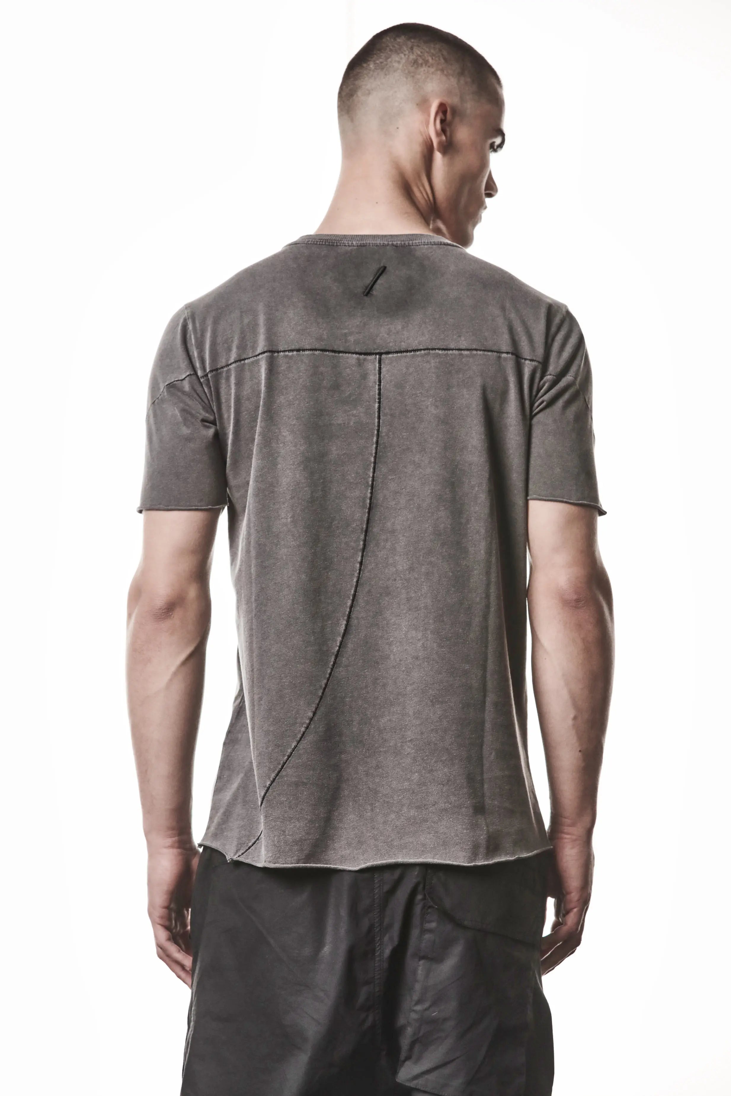 Thom Krom, Mens T-Shirt, Dark Used Grey, Raw-Cut Hem, Elastic Neck, 100% Cotton, Short Sleeves, Crewneck, Round Neck, Dark Seams, Back Seams, Embroidered Logo, Back Portrait. 