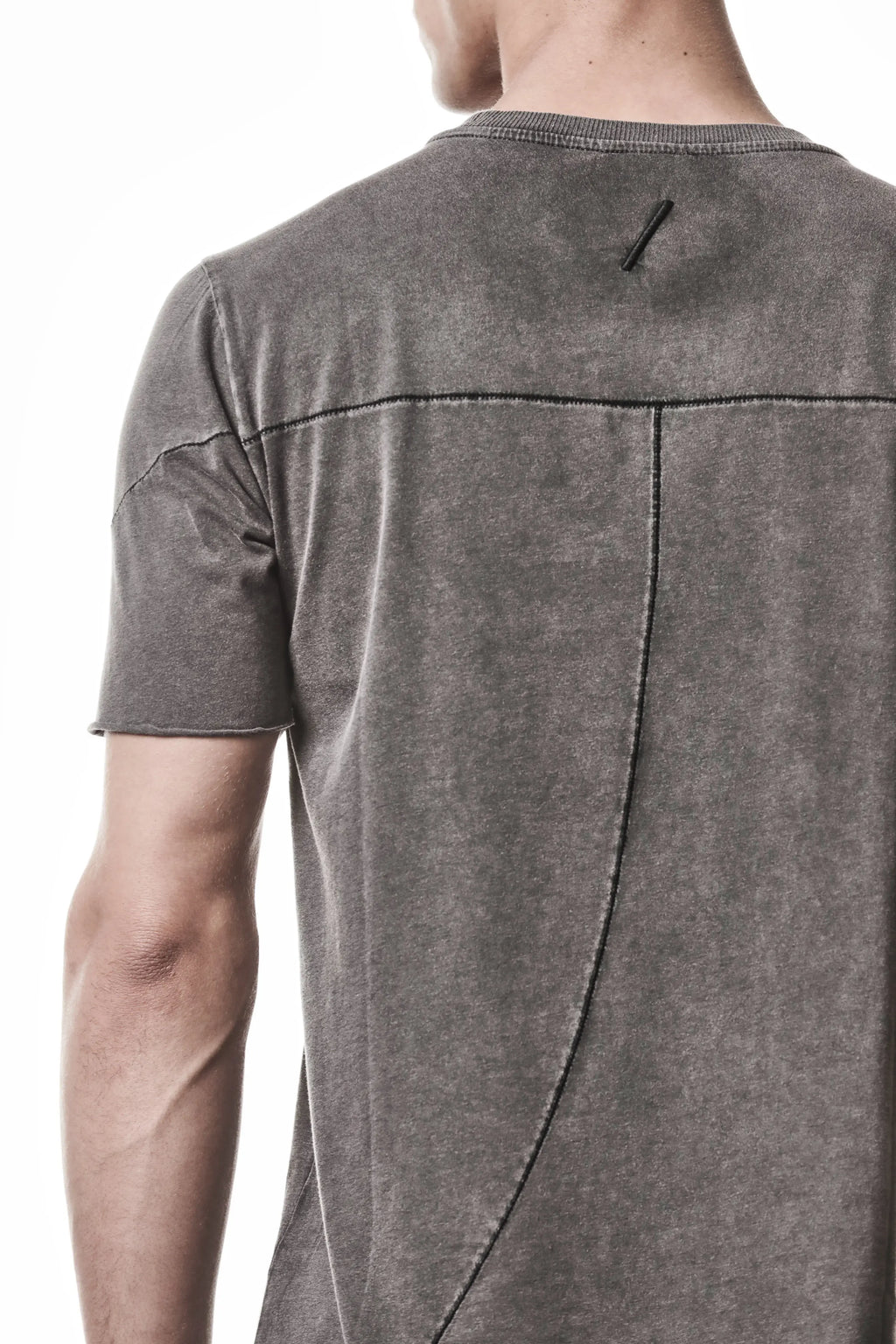 Thom Krom, Mens T-Shirt, Dark Used Grey, Raw-Cut Hem, Elastic Neck, 100% Cotton, Short Sleeves, Crewneck, Round Neck, Dark Seams, Back Seams, Embroidered Logo, Cross Seams Close-up. 