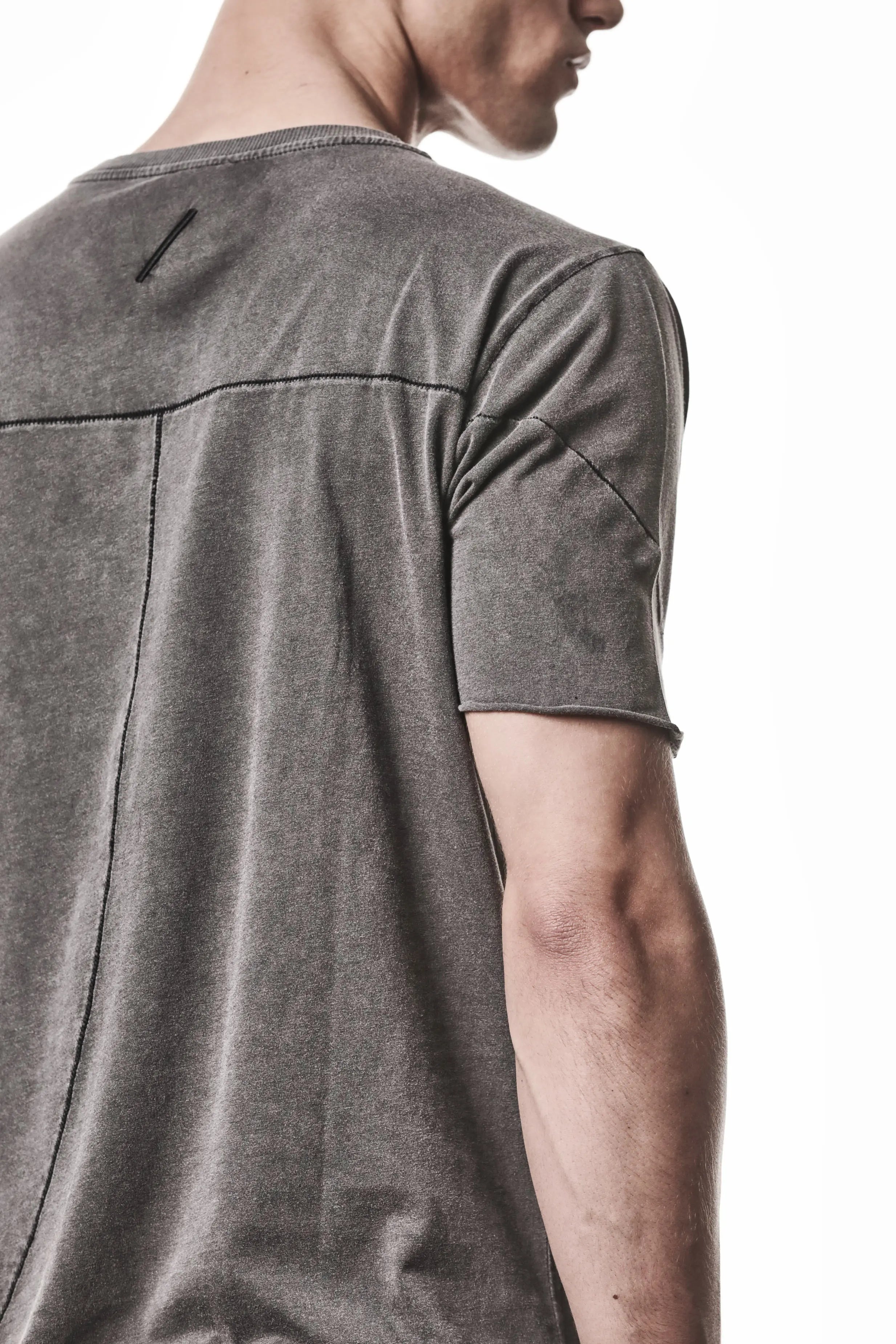 Thom Krom, Mens T-Shirt, Dark Used Grey, Raw-Cut Hem, Elastic Neck, 100% Cotton, Short Sleeves, Crewneck, Round Neck, Dark Seams, Back Seams, Embroidered Logo, Sleeve Fit Close-up. 
