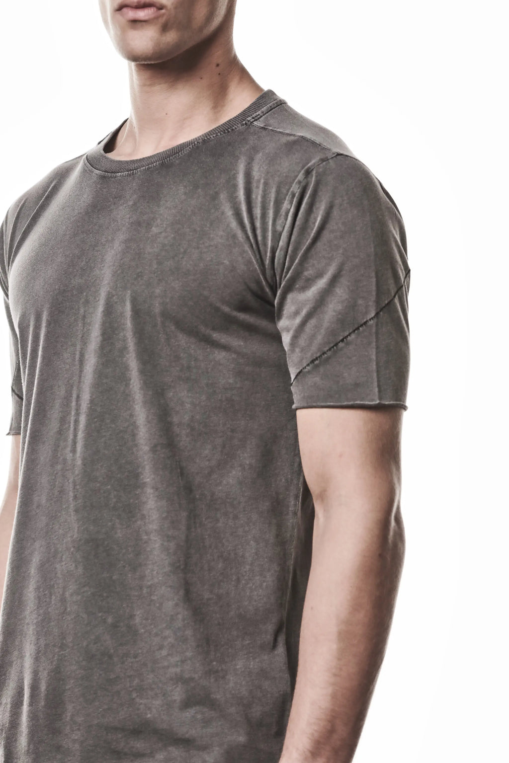 Thom Krom, Mens T-Shirt, Dark Used Grey, Raw-Cut Hem, Elastic Neck, 100% Cotton, Short Sleeves, Crewneck, Round Neck, Dark Seams, Back Seams, Embroidered Logo, Sleeve Fit Front View. 