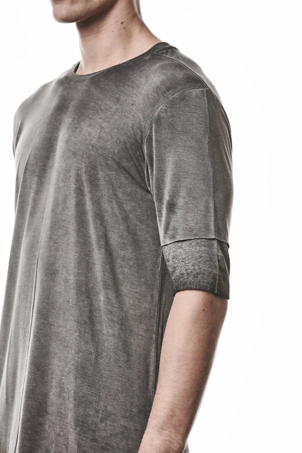 Thom Krom T-Shirt,Mens T-Shirt,Light And Stretch Modal T-Shirt,Raw Cut Hem,Crew Neck,Double Layer Short Sleeves With Tone-On-Tone Ribbed Cotton And Linen Jersey Insert,Side Angle Close Up Photo