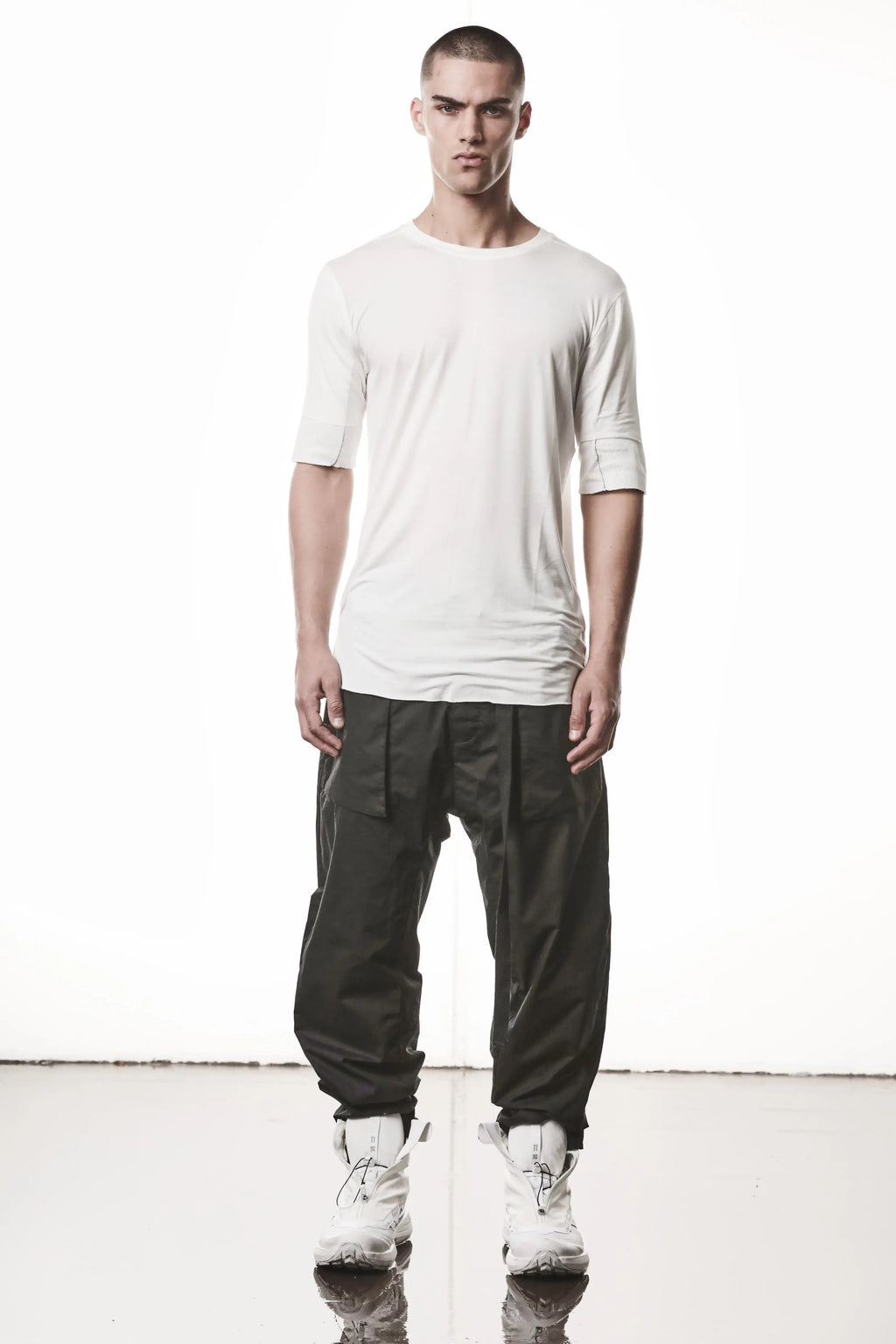 Thom Krom T-Shirt,Mens T-Shirt,Light And Stretch Modal T-Shirt,Raw Cut Hem,Crew Neck,Double Layer Short Sleeves With Tone-On-Tone Ribbed Cotton And Linen Jersey Insert,Whole Body Photo