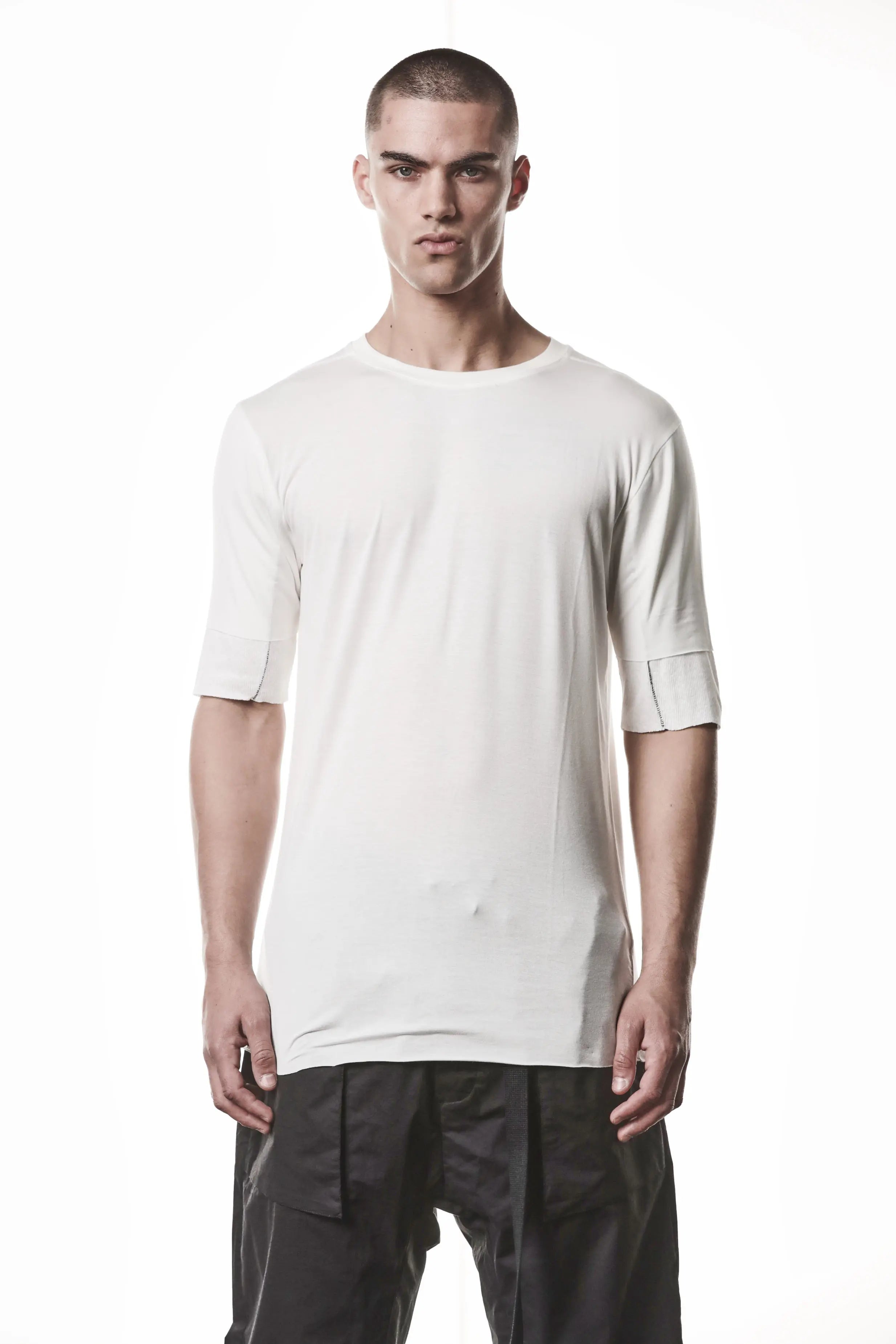 Thom Krom T-Shirt,Mens T-Shirt,Light And Stretch Modal T-Shirt,Raw Cut Hem,Crew Neck,Double Layer Short Sleeves With Tone-On-Tone Ribbed Cotton And Linen Jersey Insert,Upper Body Photo